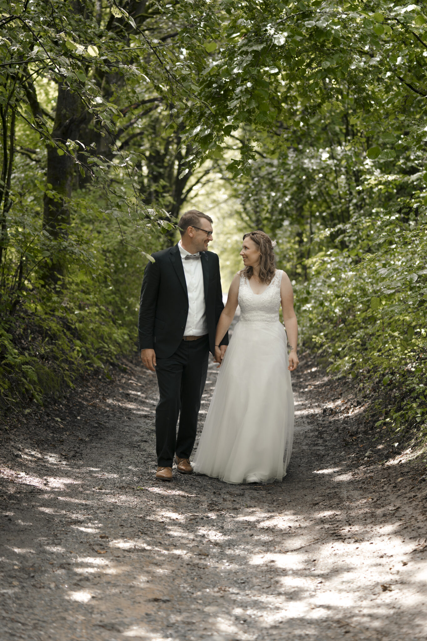 73R05152-2+ Outdoor Paarshooting in der Natur, Paar laufend