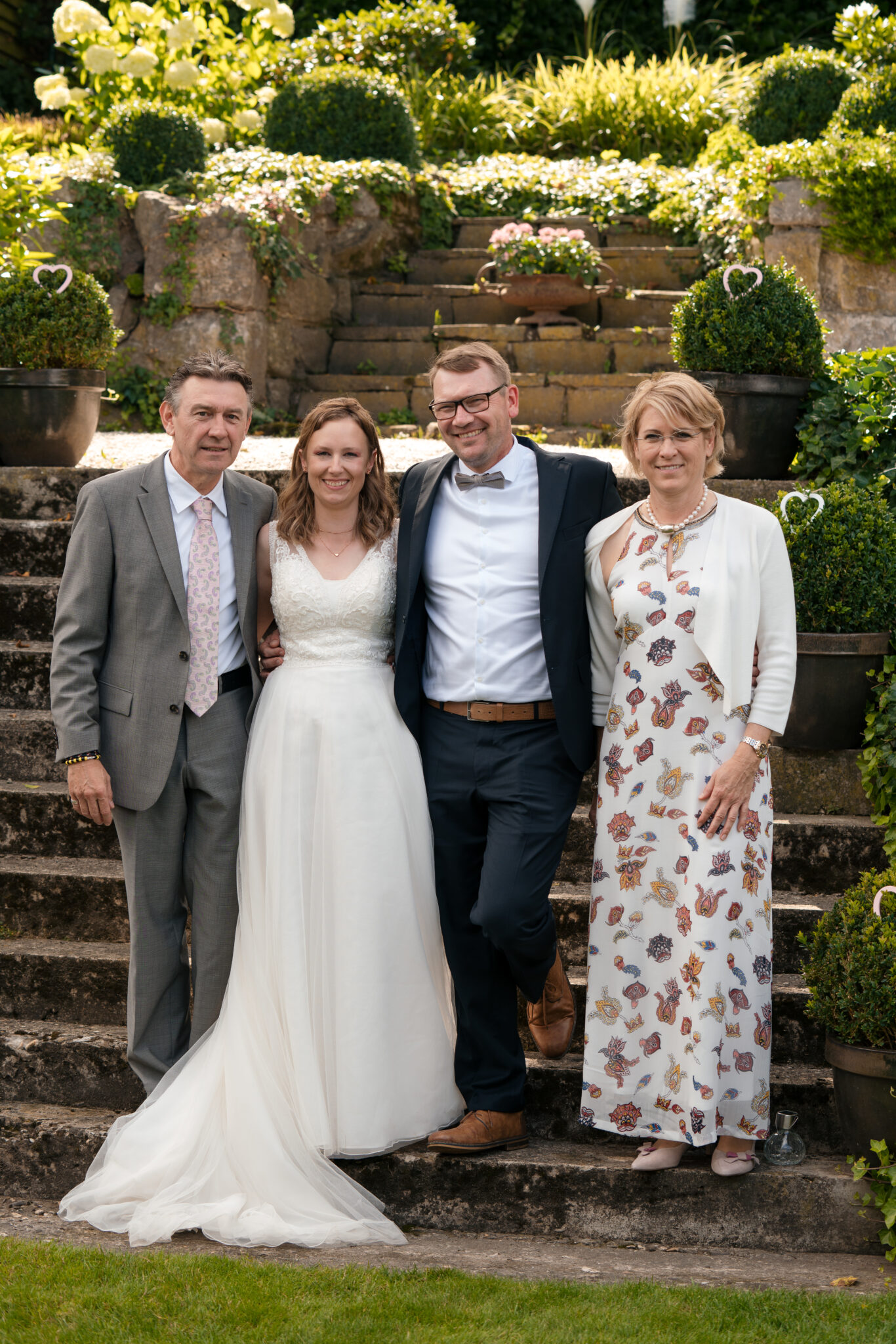 73R05644 Familienfoto auf der Hochzeit