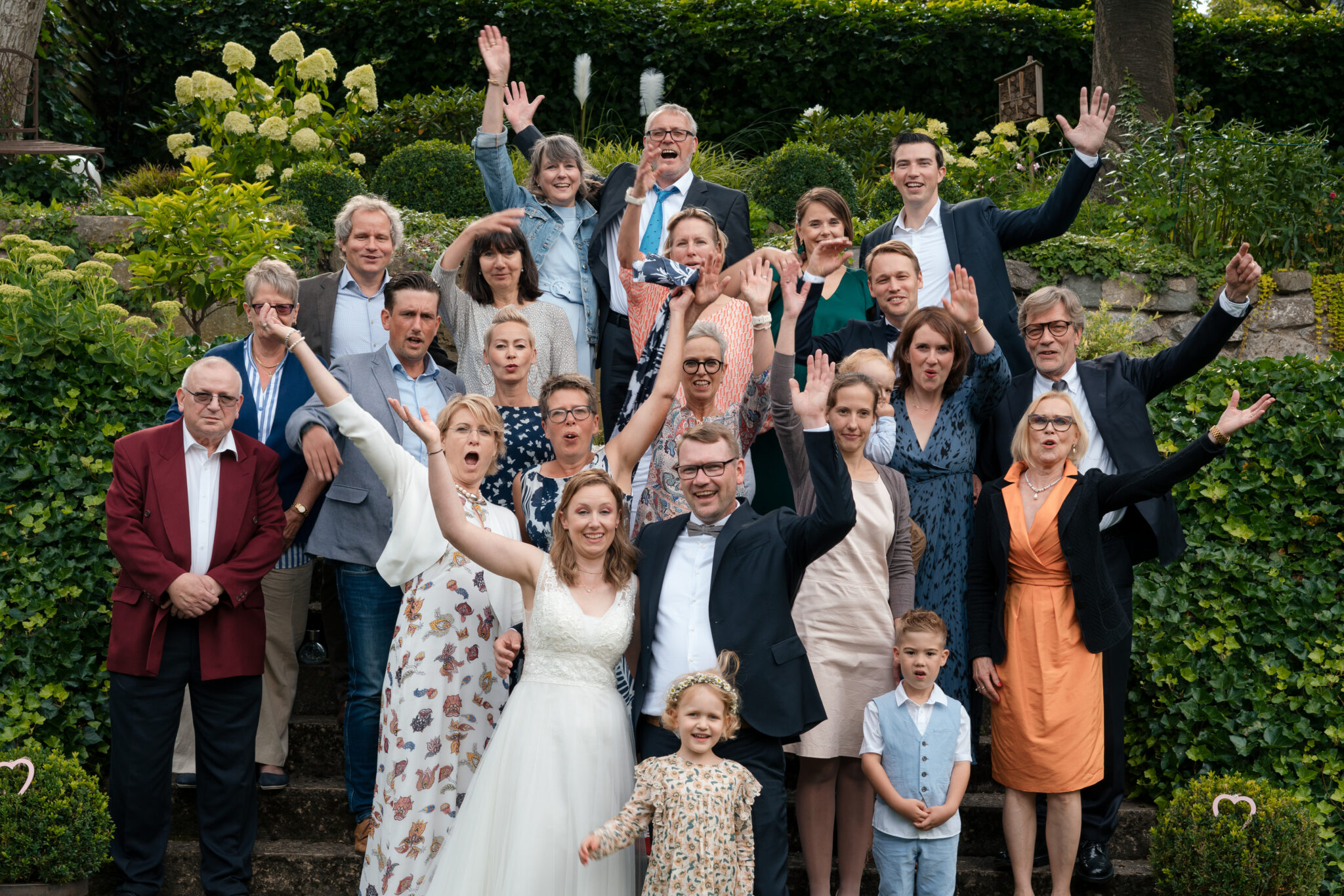 73R05740 Hochzeitsgesellschaft mit Händen in der Luft