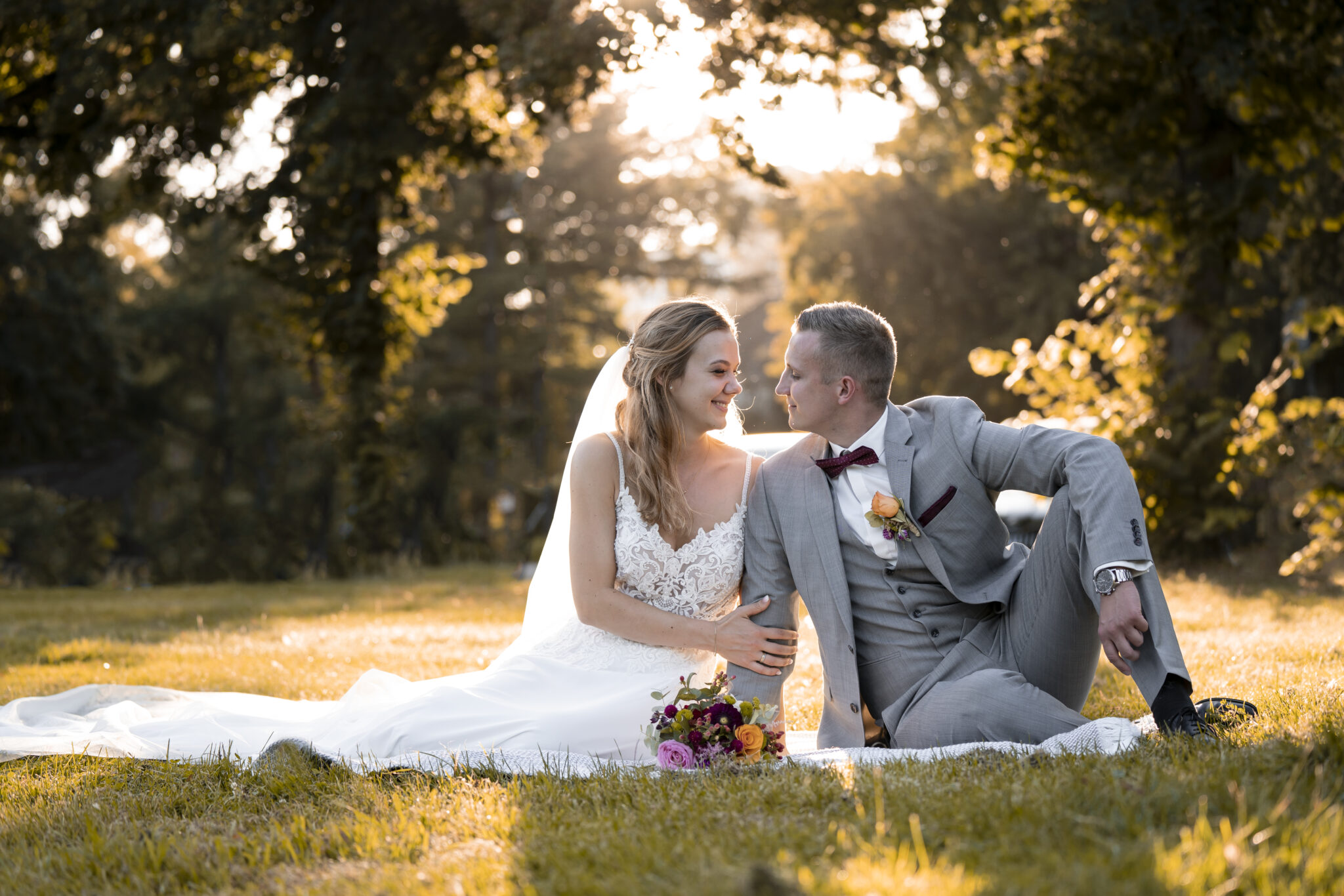 73R06449+ Hochzeit Paarfotos im Freien