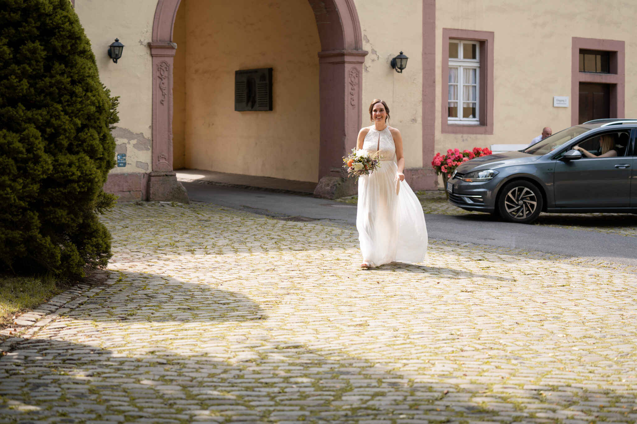 73R06530-2 Ankunft der Braut bei Hochzeitslocation
