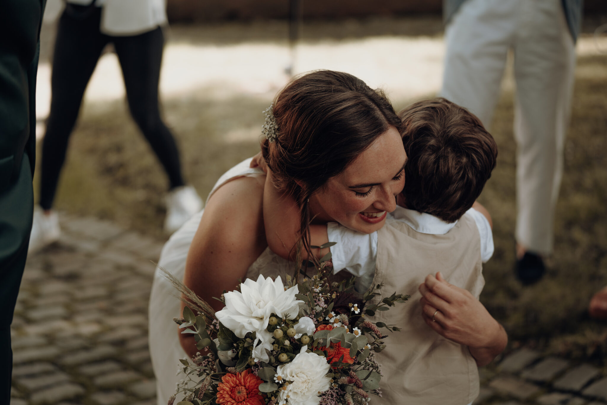 73R06680-2 Braut mit Sohn vor der Hochzeit