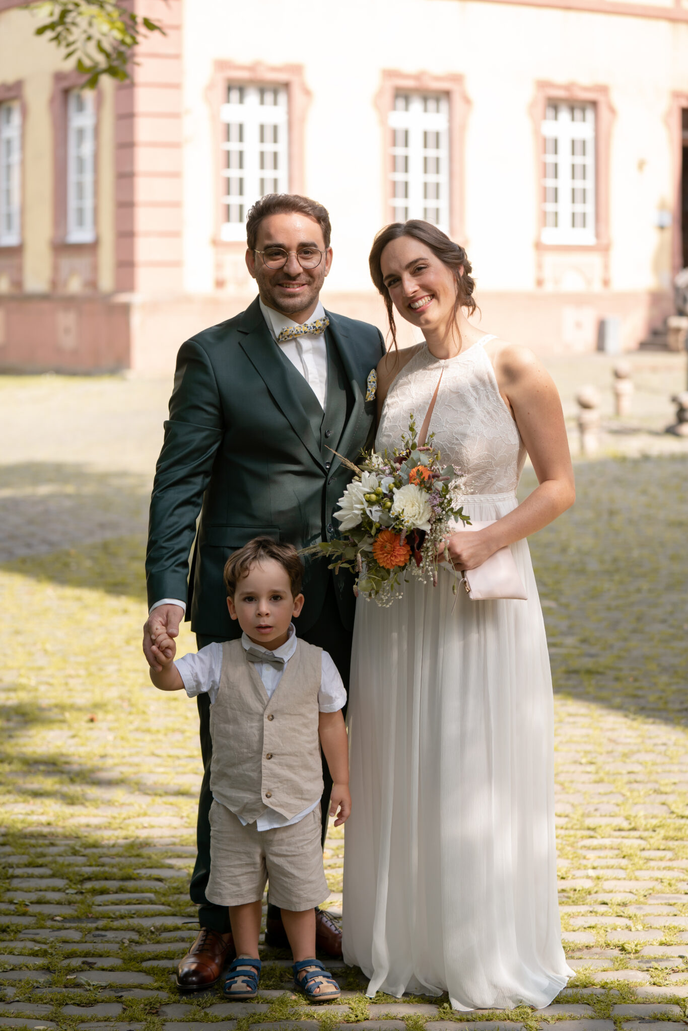 73R06707 Familienfoto vor der Kirche