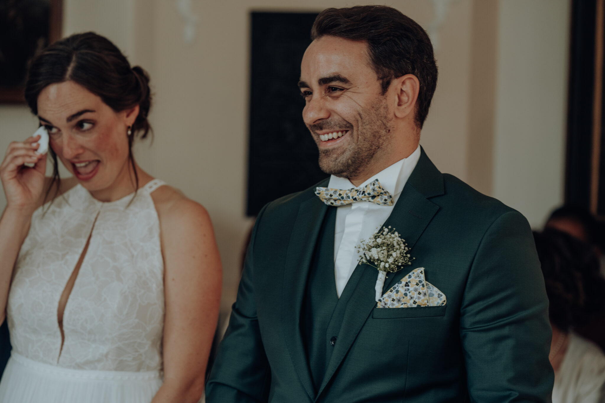 73R06834 Emotionales Hochzeitspaar bei Trauung