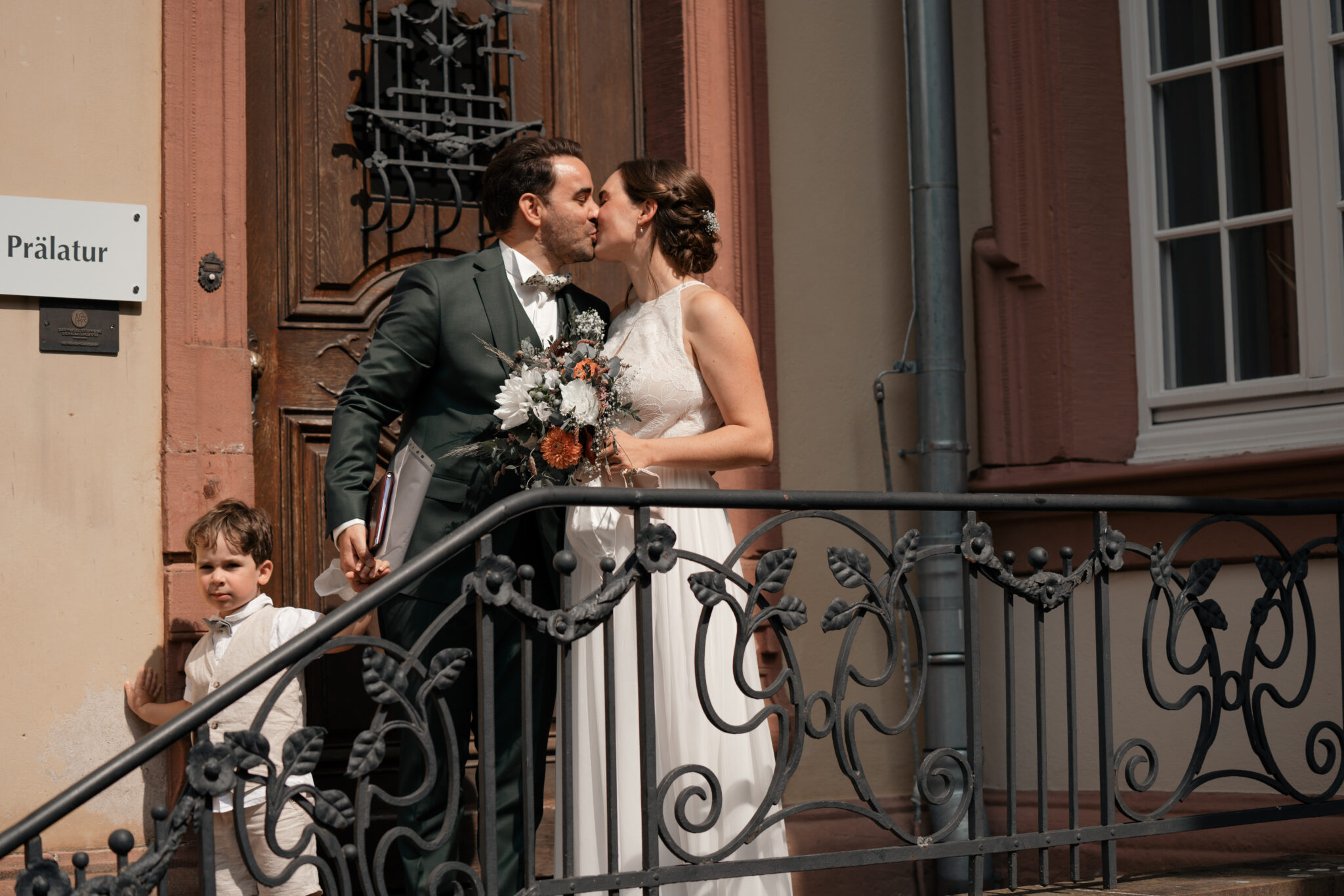 73R07009 Hochzeitspaar Kuss vor der Kirche
