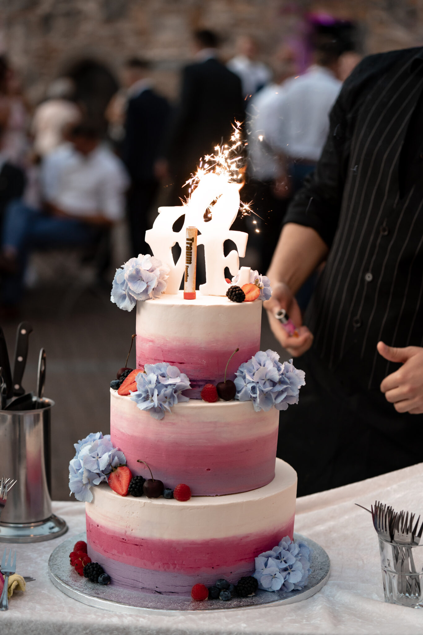 73R07198 Hochzeitstorte pink lila blau