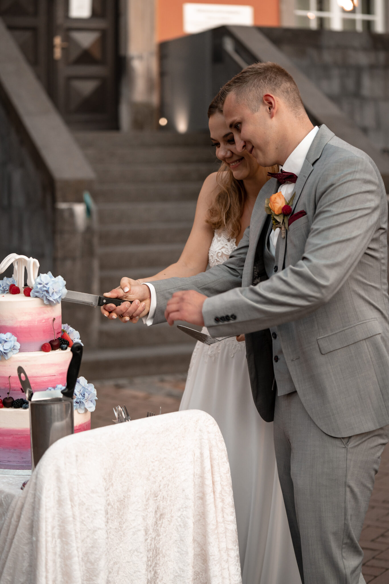 73R07224 Hochzeitspaar schneidet die Hochzeitstorte an