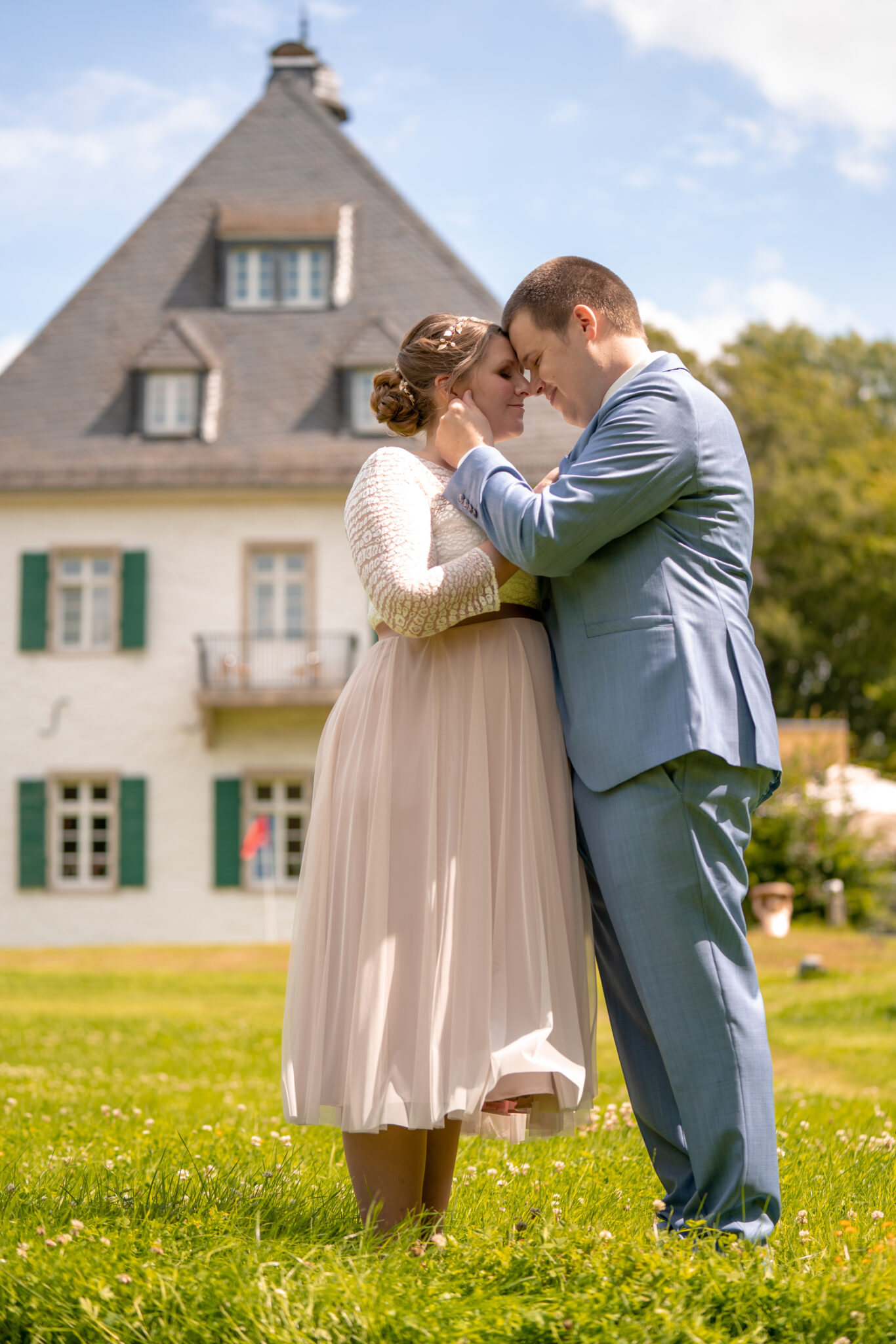 73R07320 Hochzeitspaar bei Fotoshooting auf Wiese