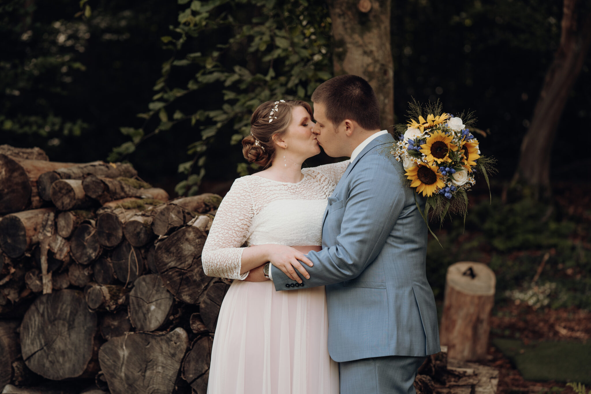 73R07355-2 Hochzeitspaar Kuss bei Paarshooting