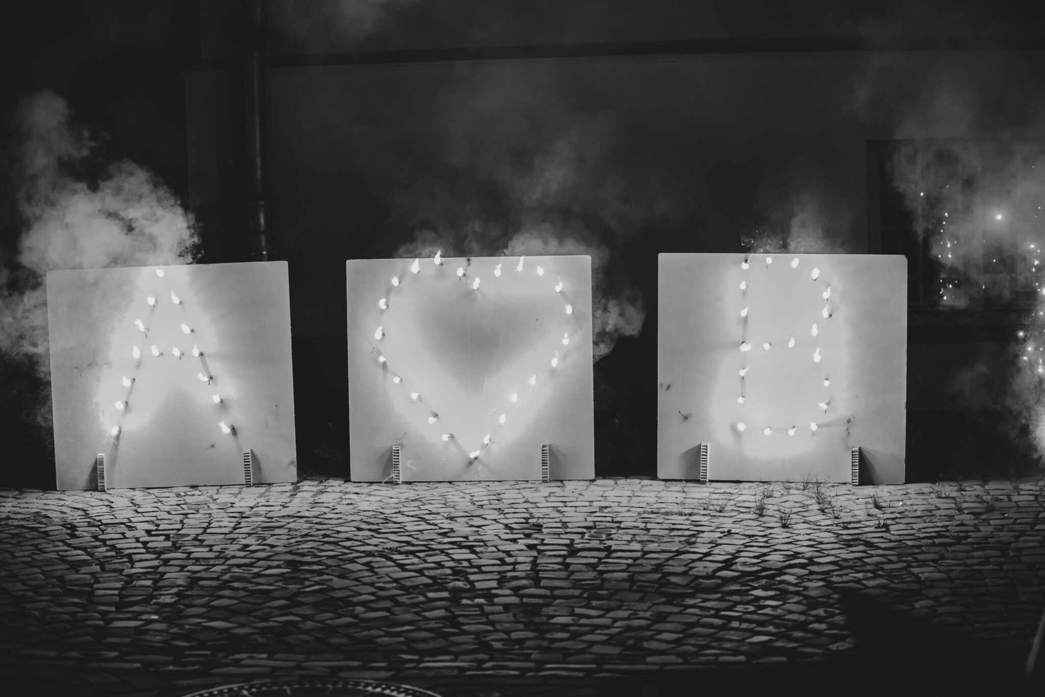 73R07675 Brennende Buchstaben als Highlight der Hochzeit