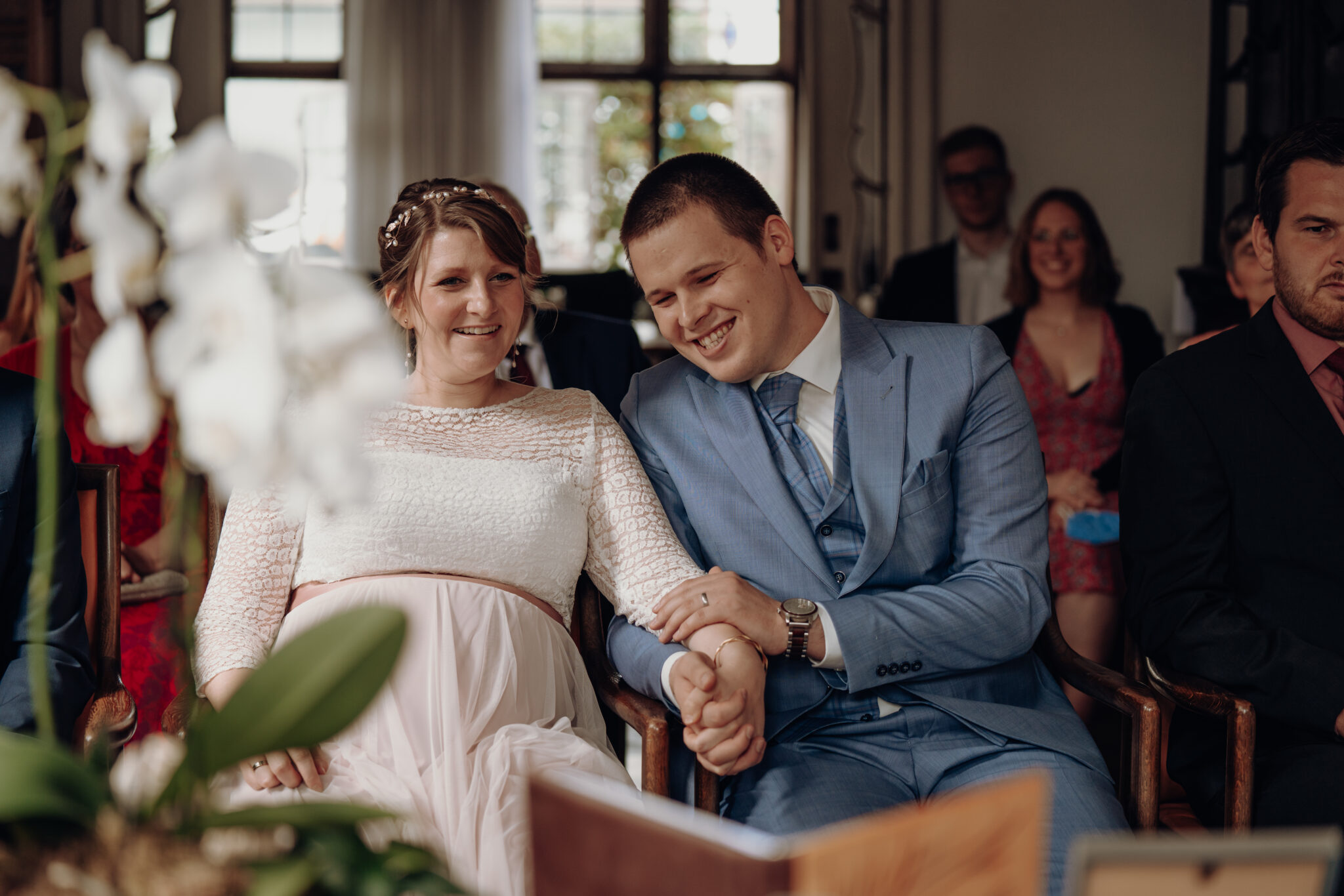 73R07827-2 Glückliches Hochzeitspaar bei Trauung