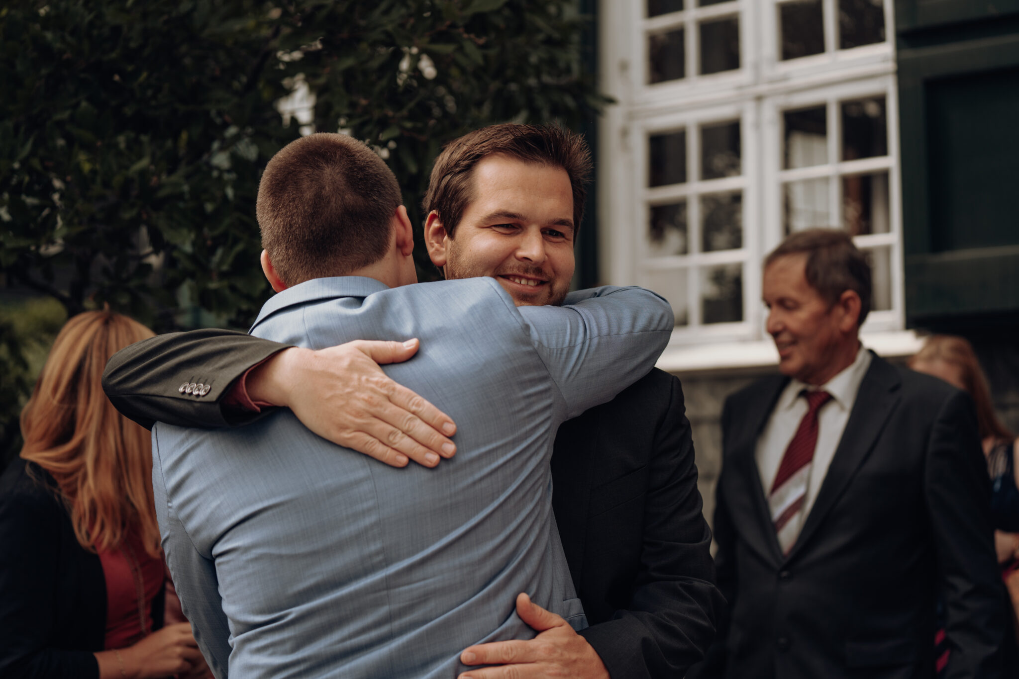 73R07941 Bräutigam empfängt Glückwünsche zur Hochzeit