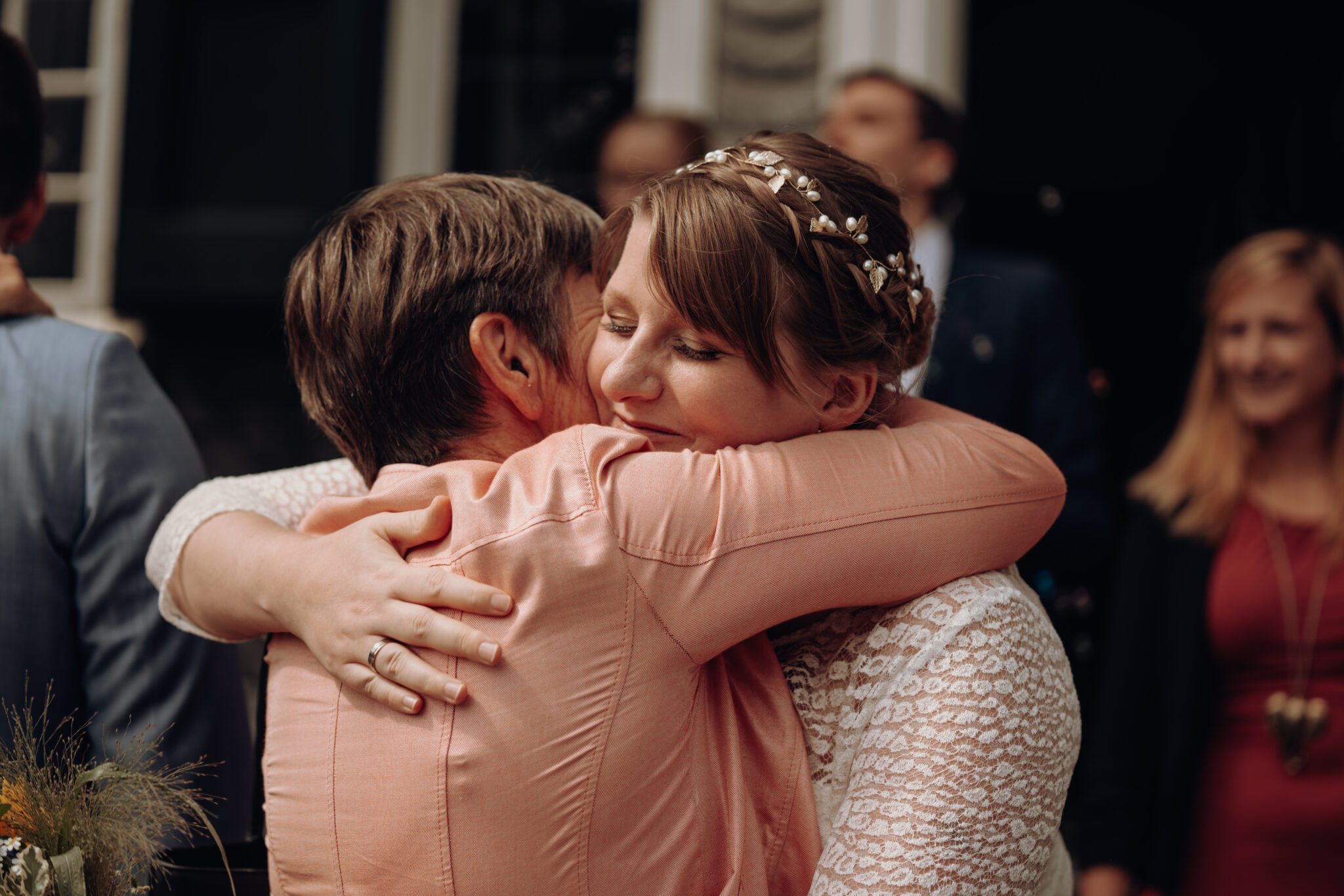 73R07971 Braut empfängt Glückwünsche zur Hochzeit