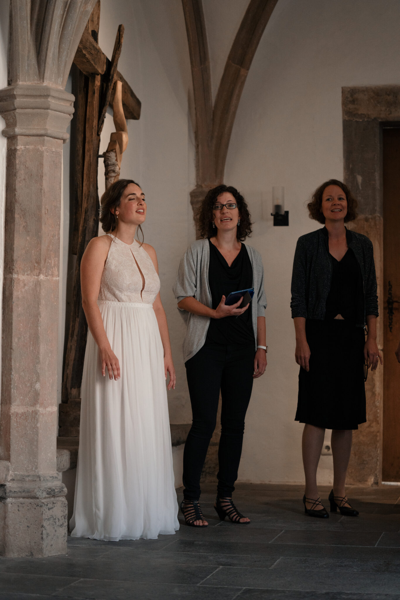 73R08070 Chor singt in Kirche nach Trauung