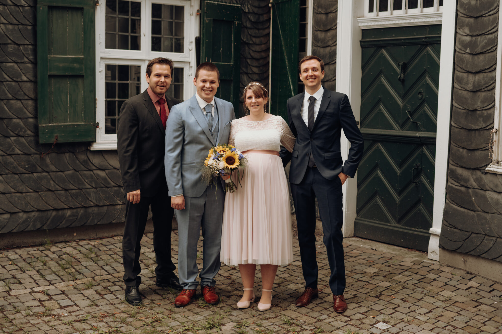 73R08079 Gruppenfoto mit Trauzeugen vor Standesamt
