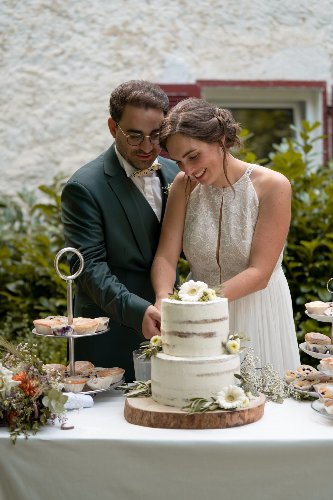 73R09762 Brautpaar bei Anschnitt der Hochzeitstorte