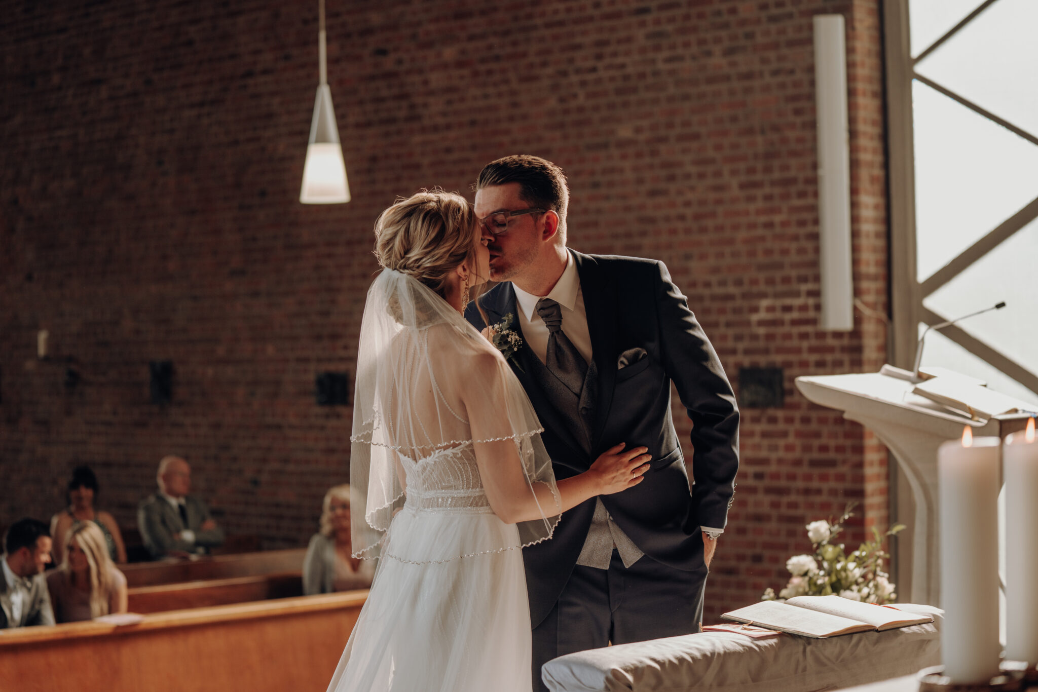 juhu verheiratet (3) Hochzeitskuss nach dem Ringtausch