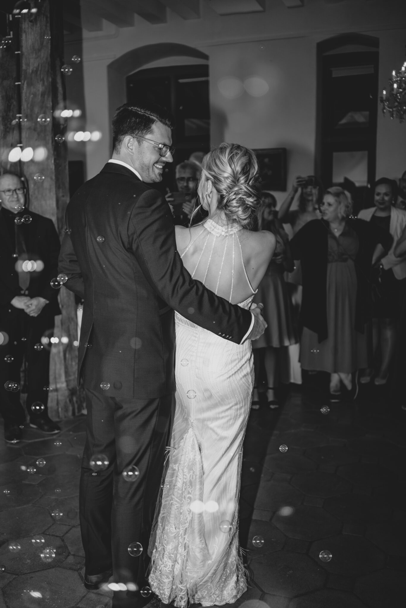 73R08589-2 Hochzeitstanz vor Hochzeitsgesellschaft