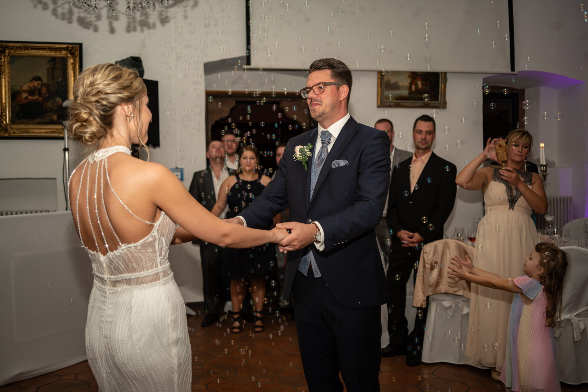 73R08596 Hochzeitstanz in Seifenblasen