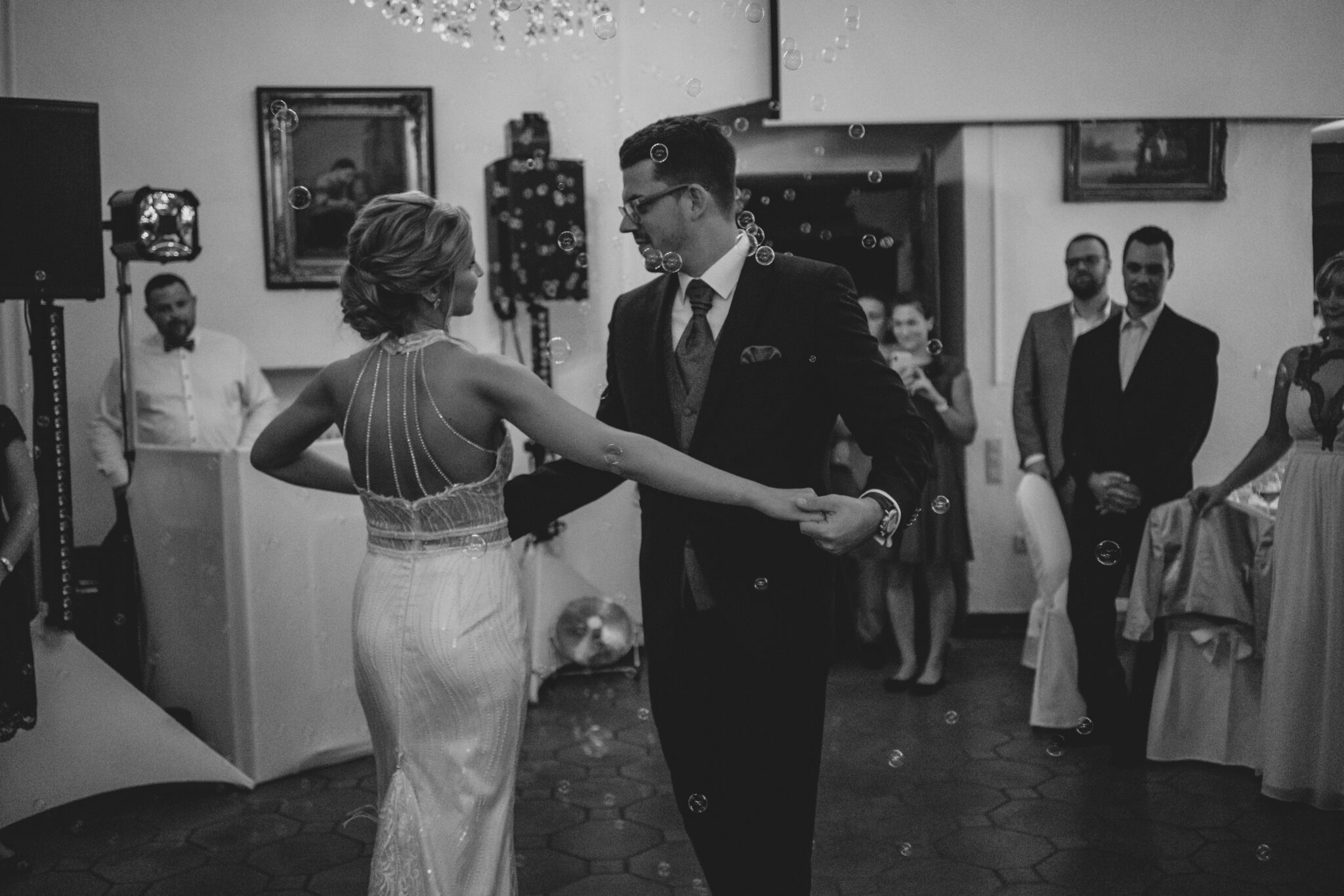 73R08611-2 Hochzeitstanz mit Seifenblasen