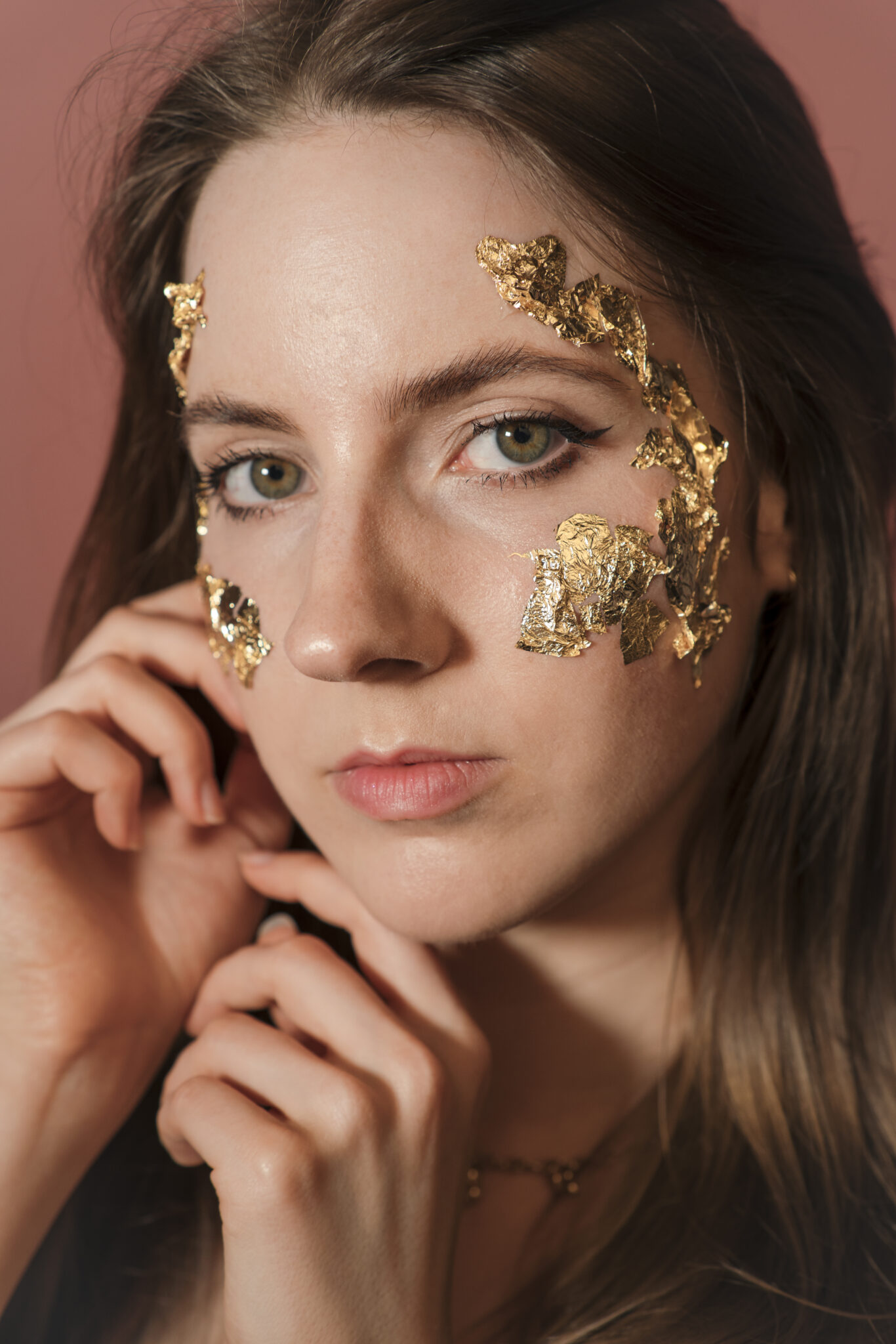 73R08664-40+Kopie Portraitfoto von junger Frau mit Glitzer