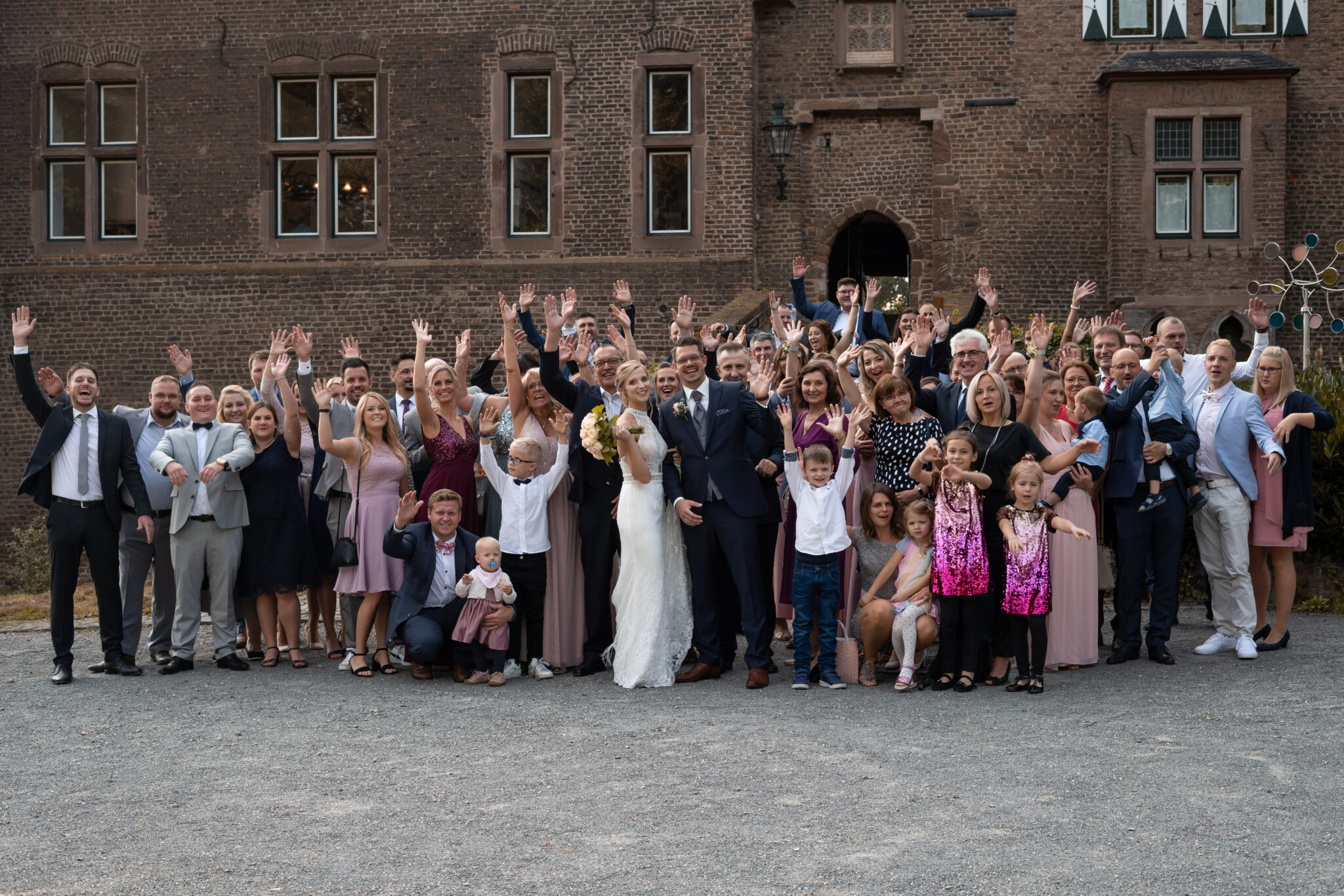 Alle zsm Fotos (6) Gruppenfoto mit der gesamten Hochzeitsgesellschaft