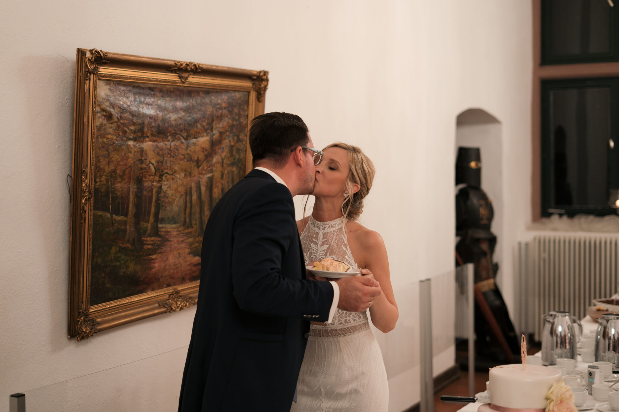 kuchen Hochzeitsreportage Kuss nach Anschnitt der Hochzeitstorte