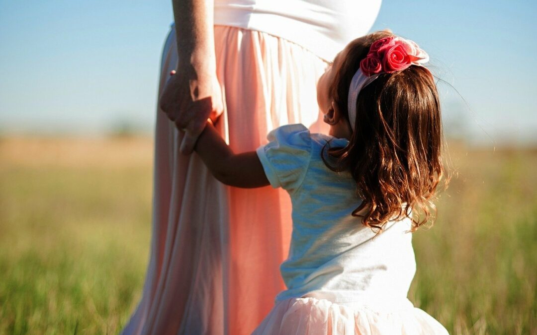 Babybauch Shooting mit Geschwistern – so schön können Familienfotos sein