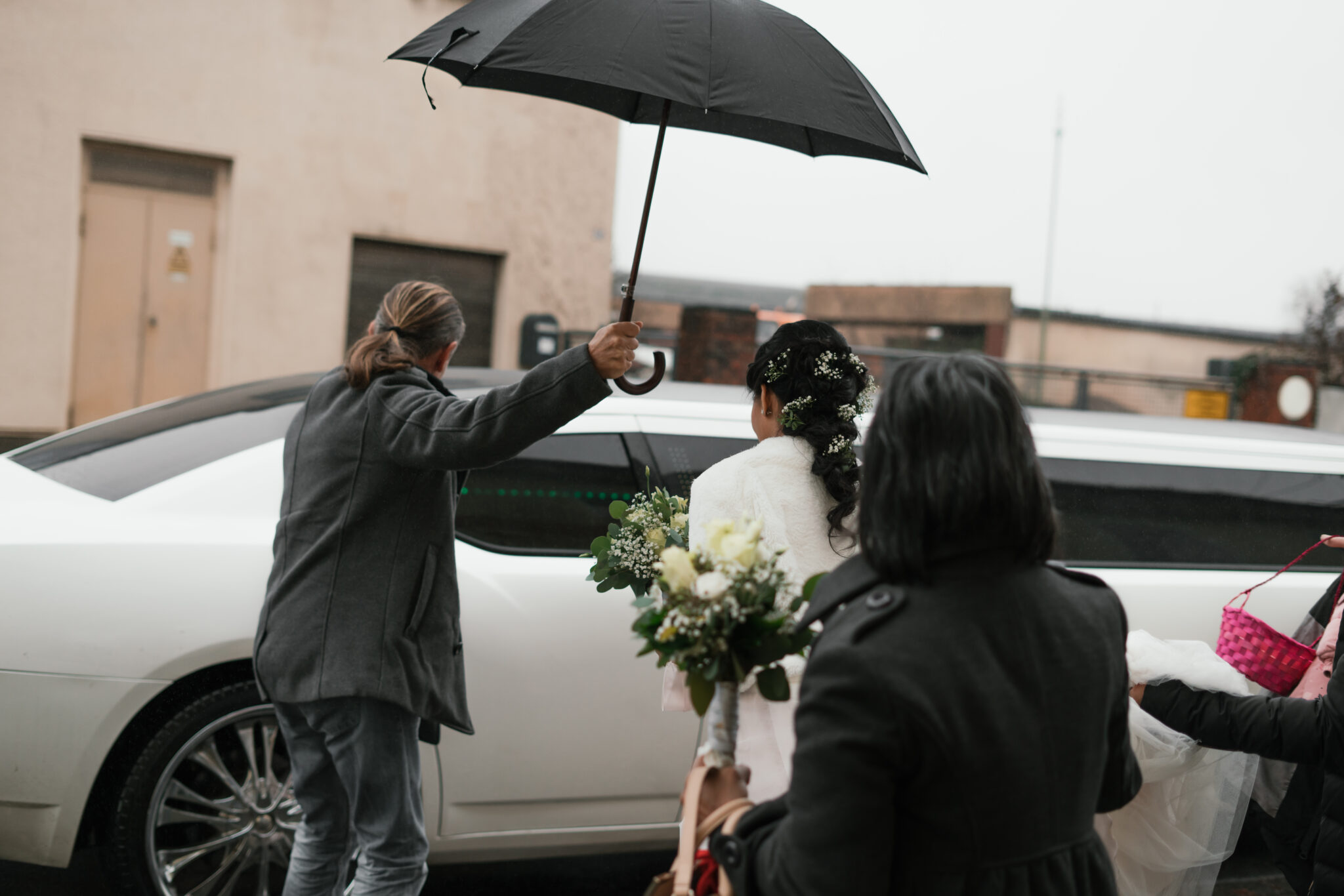 jenenah-07707 Hochzeitsreportage Braut fährt in Limousine zur Trauung