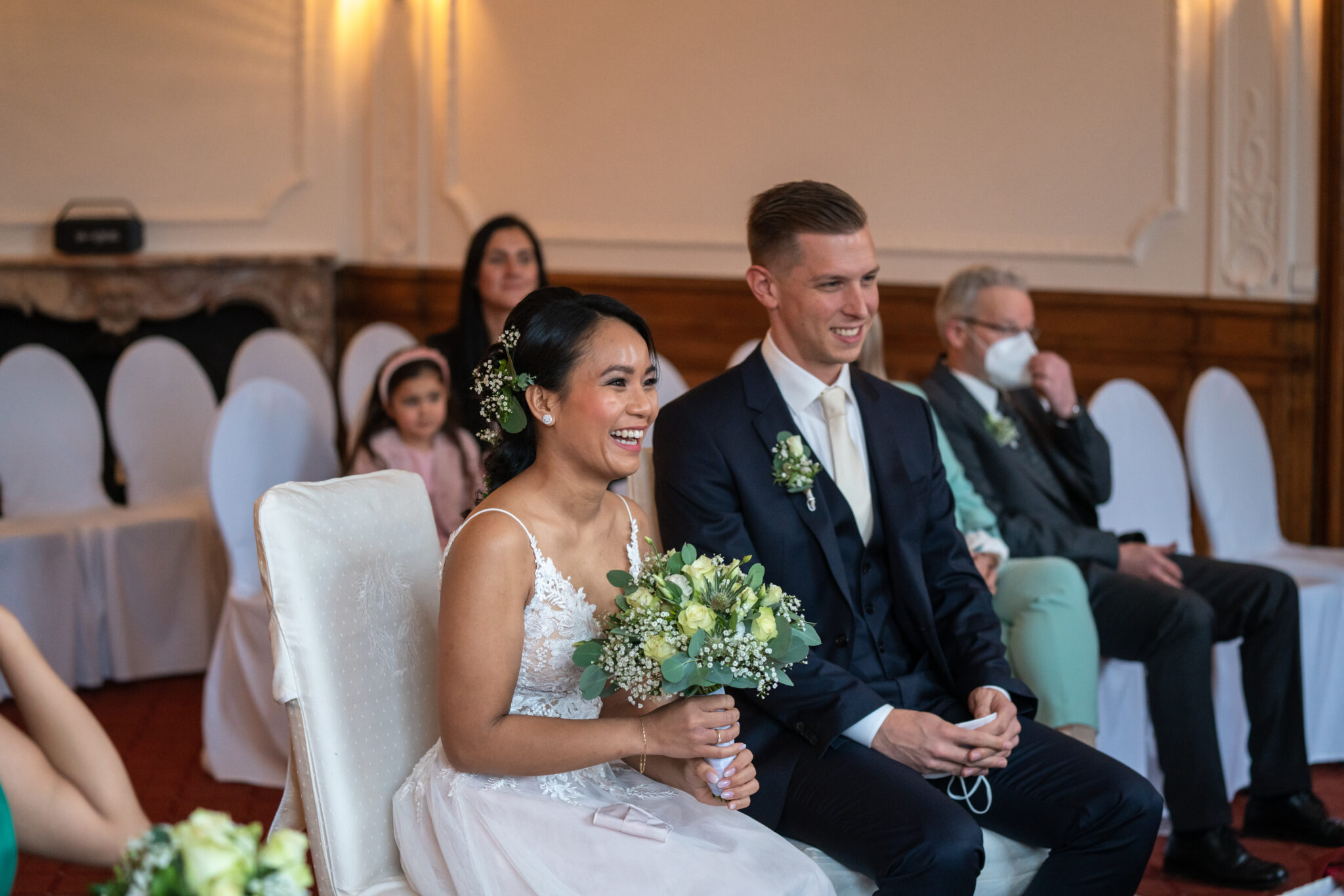jenenah-07825 Freude bei Hochzeitspaar während Trauung