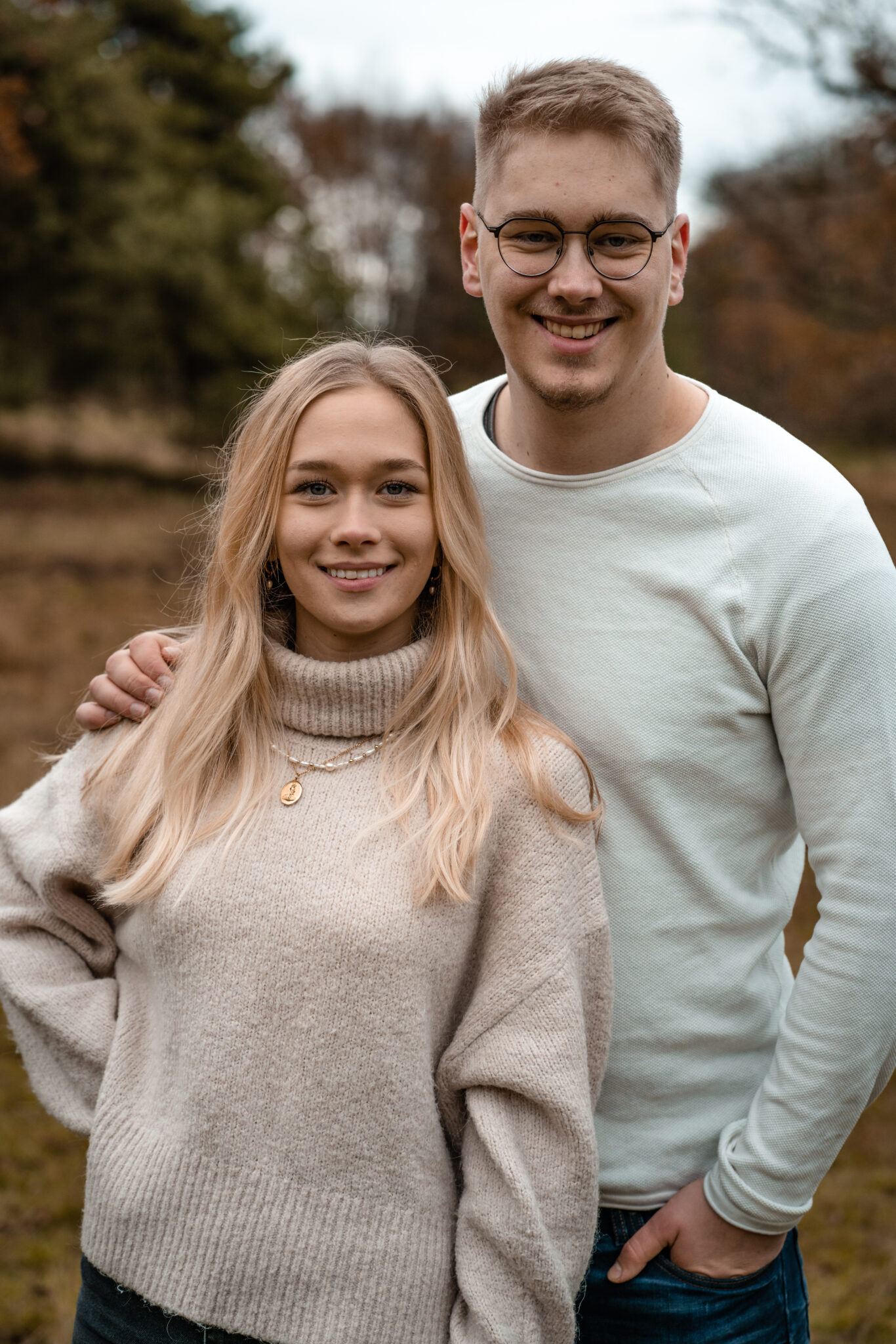 Bruder Schwester Outdoor Familienfotos von Geschwister