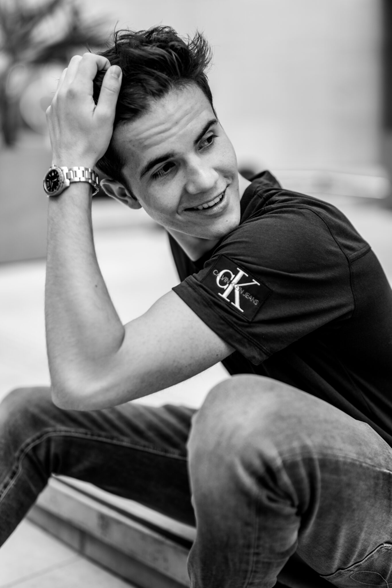 73R01095-56 Junger Mann Streetfoto Fotoshooting für Online-Dating