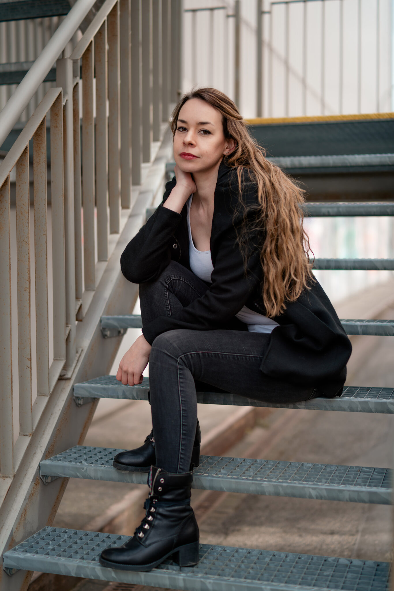 73R03922-50 Junge Frau auf Treppe bei Fotoshooting