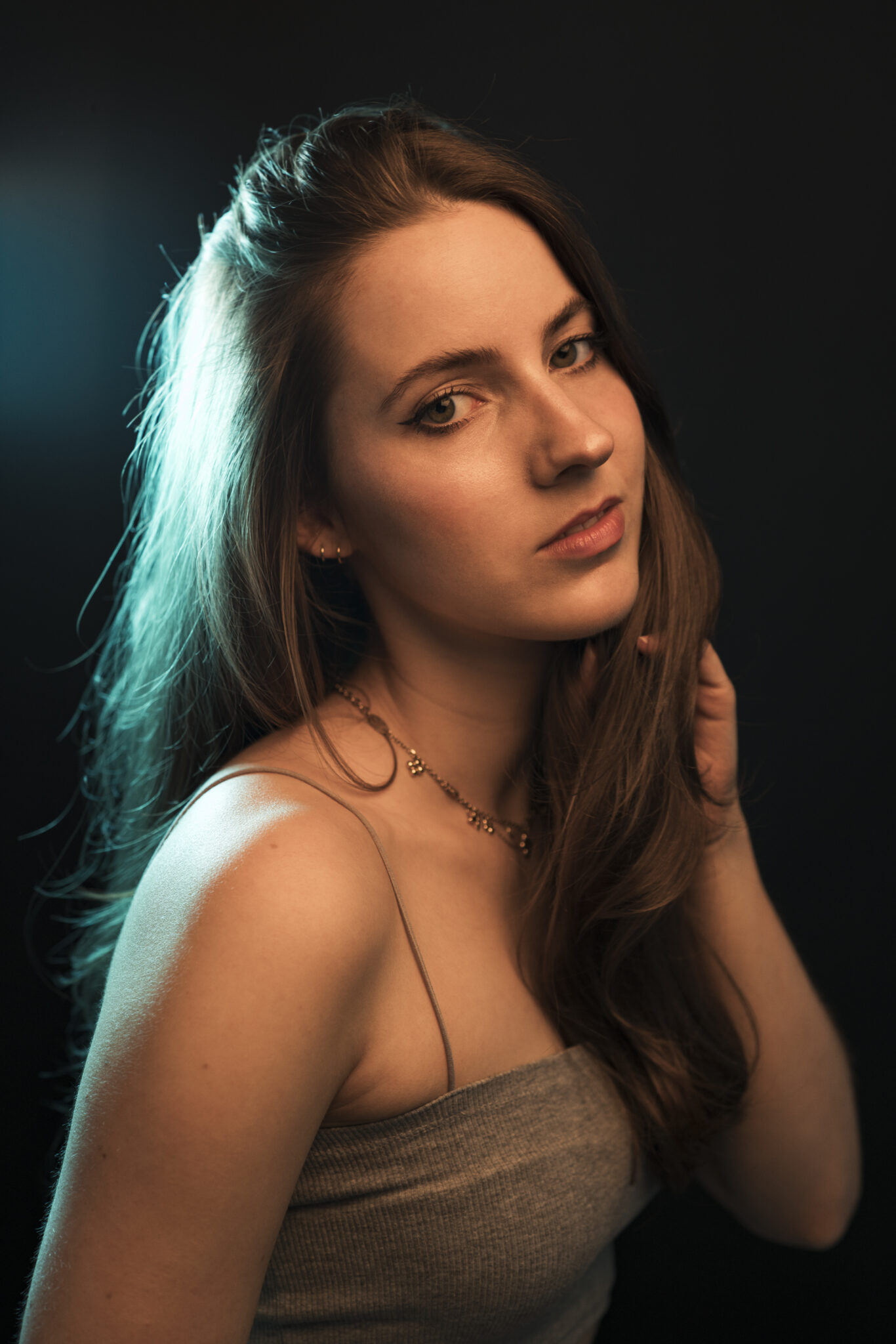 73R08487-26+Kopie Portraitfoto in Fotostudio, junge Frau
