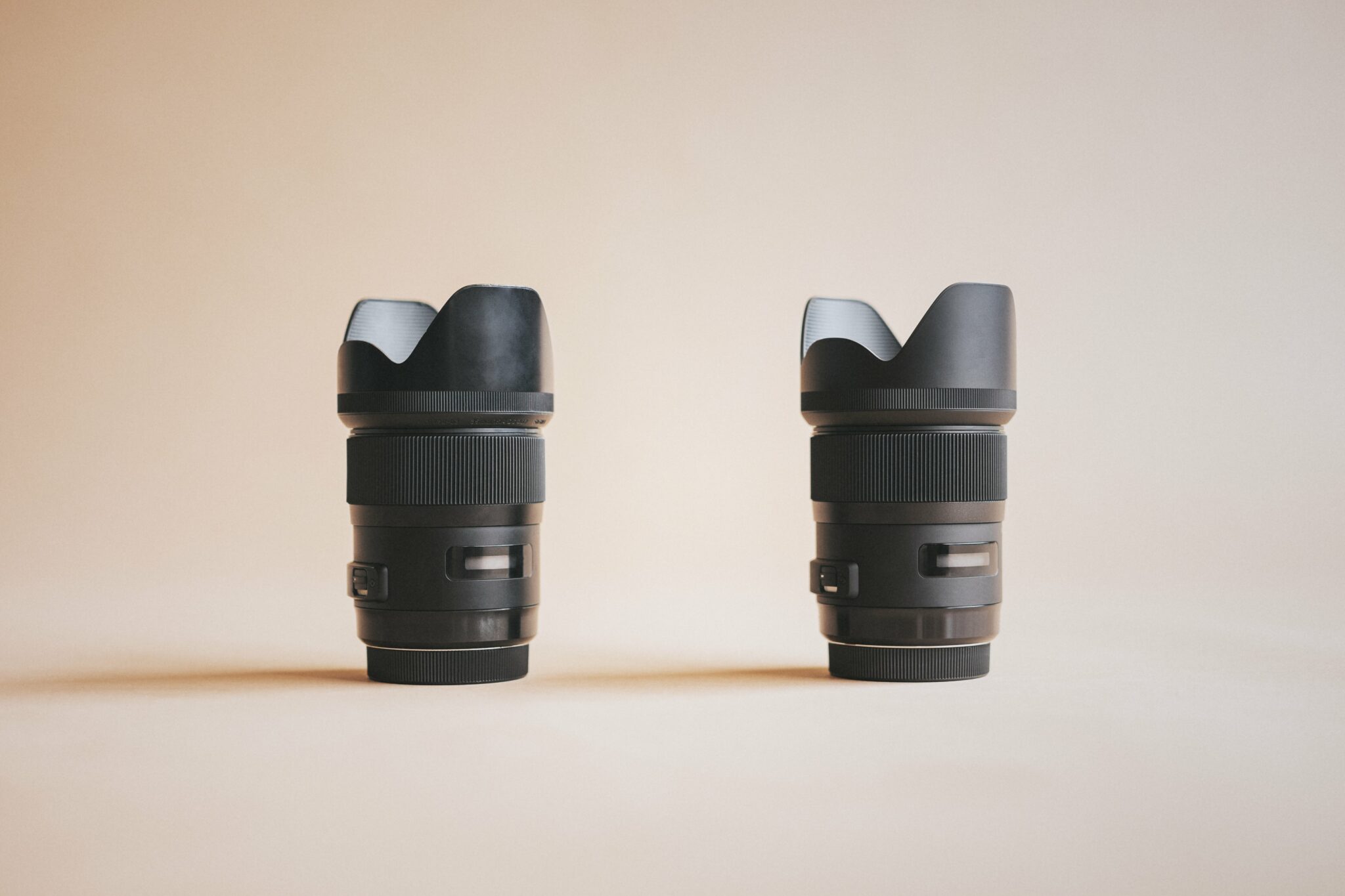 two-80mm-camera-lenses-in-a-photography-studio-2021-09-02-05-58-51-utc-min Zwei Kameraobjektive