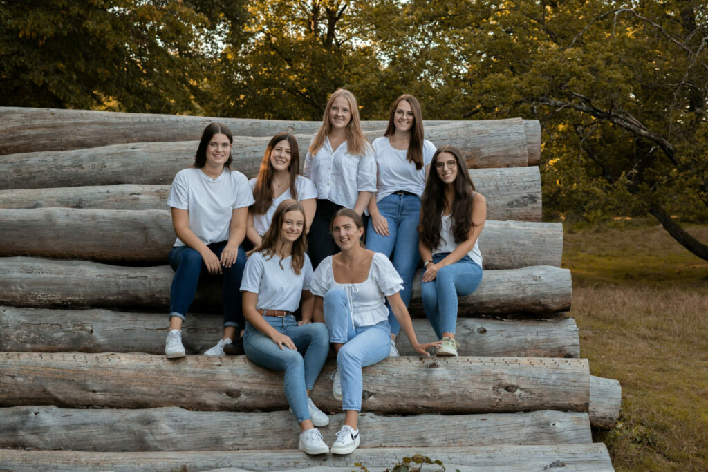 73R00132-2Andrea Outdoor Familienfotoshooting mit nur jungen Frauen