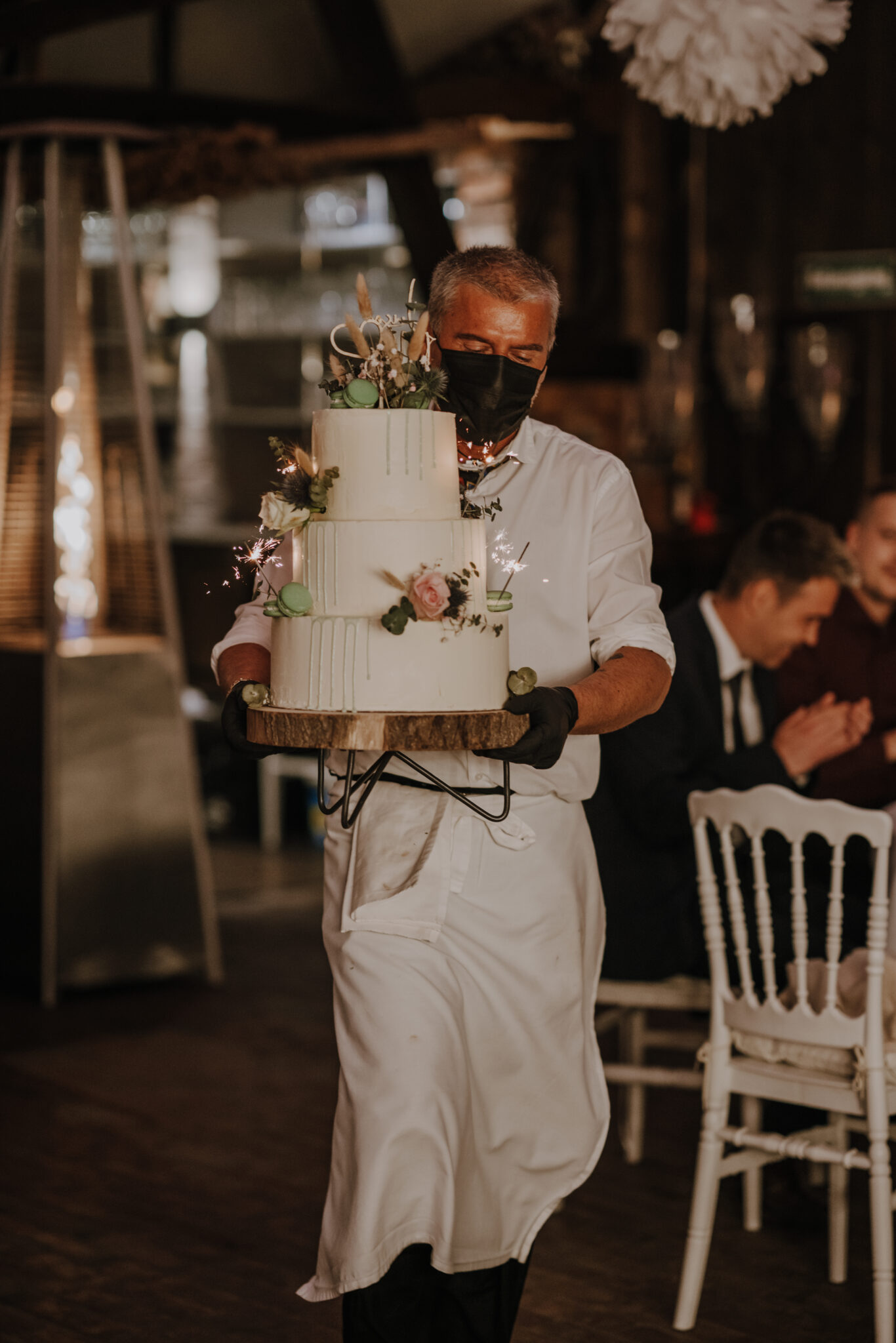 73R00202Lui Ein Bäcker bringt eine dreistöckige Torte in den Eventraum