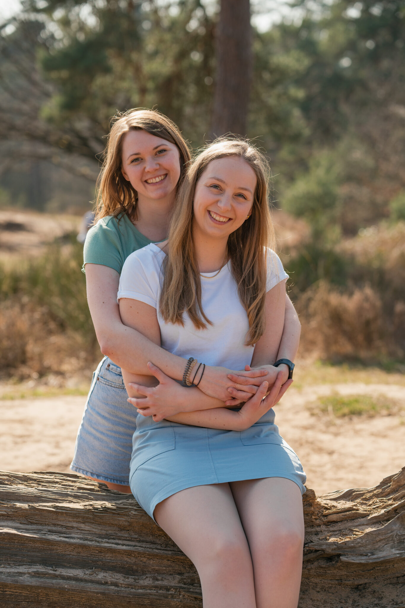 73R00331-2 Fotoshooting für Freunde zwei Freundinnen sitzend