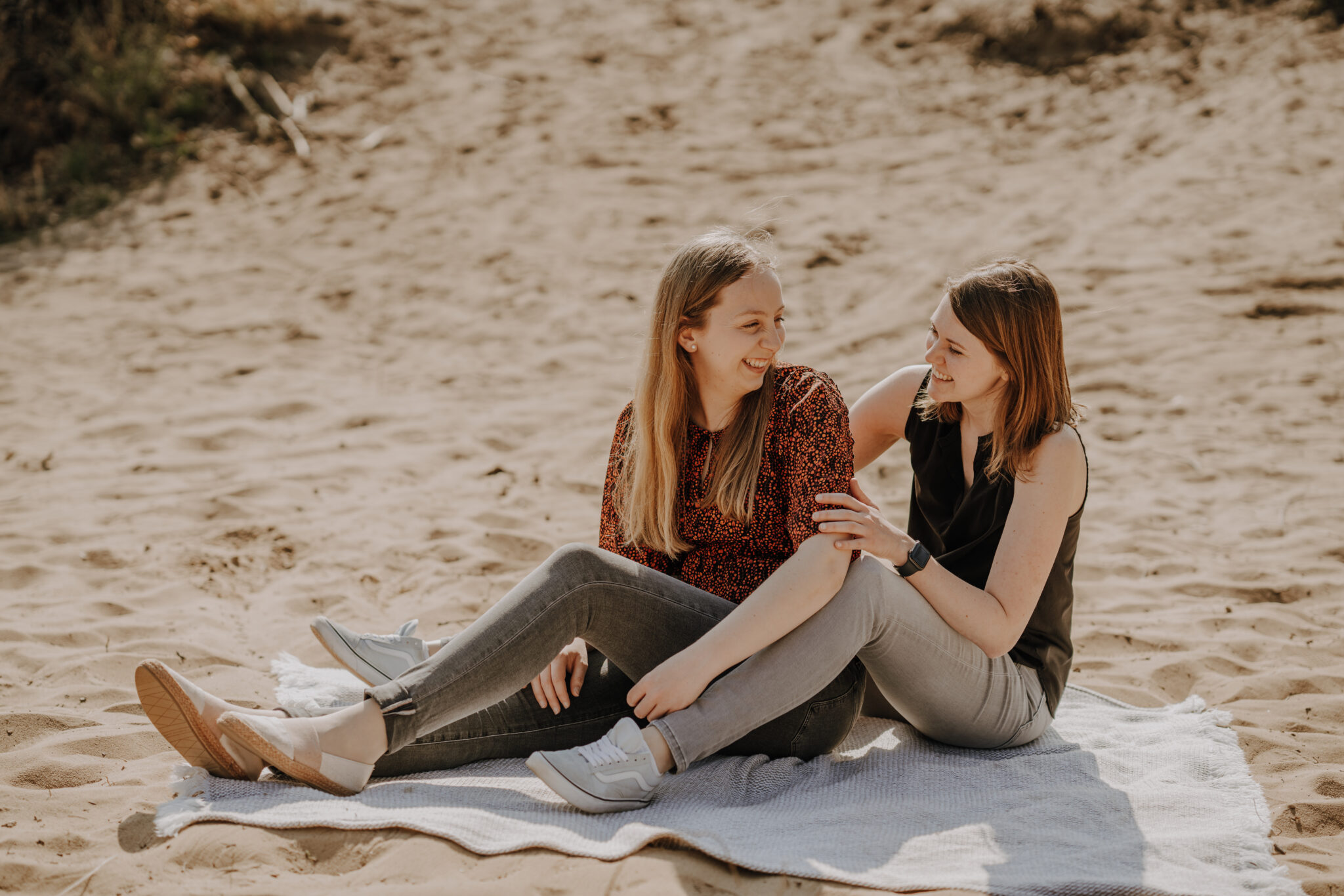 73R00382-2 Fotoshooting für Freunde zwei Freundinnen Strand
