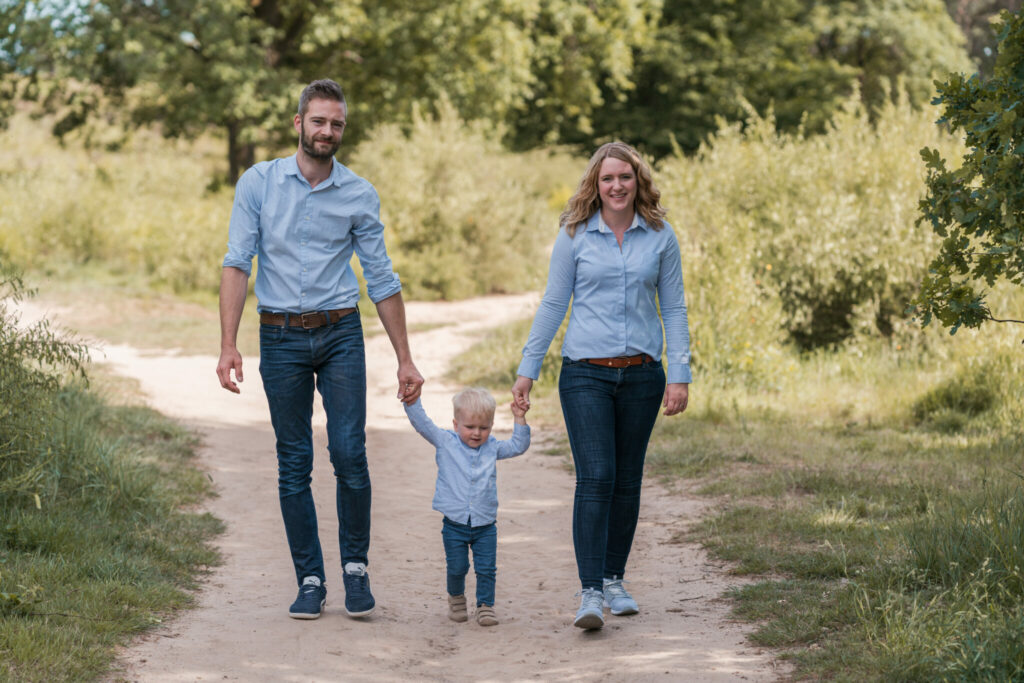 73R00413eultgen Familienfotoshooting mit Kleinkind zu dritt in Bewegung