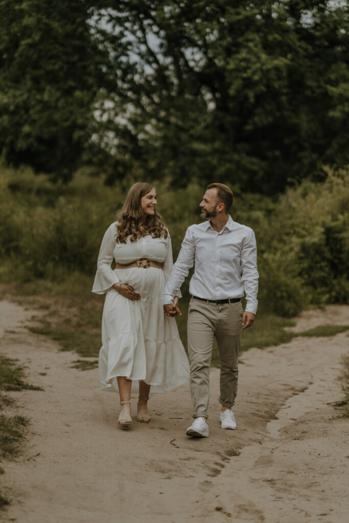 73R01077vivi-2 Babybauchshooting mit Partner in der Wahner Heide