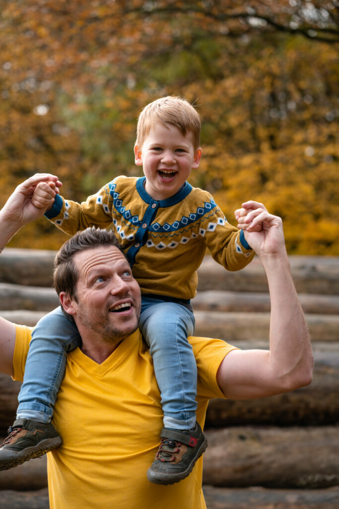 whatidid-08505 Outdoor Familienfotoshooting Papa & Sohn, Sohn auf Schultern von Papa