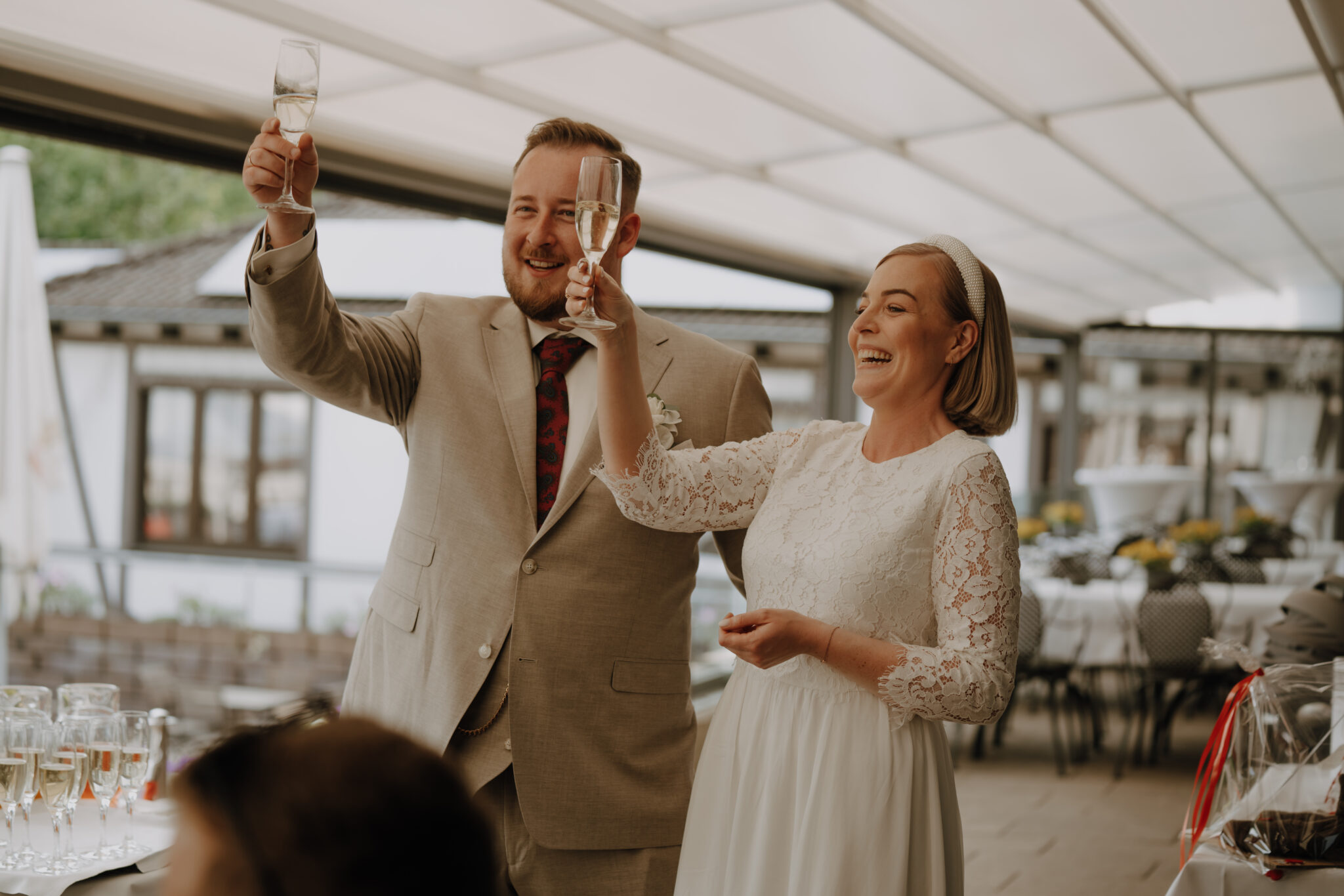 127 Paar prostet mit Sekt, Lachen