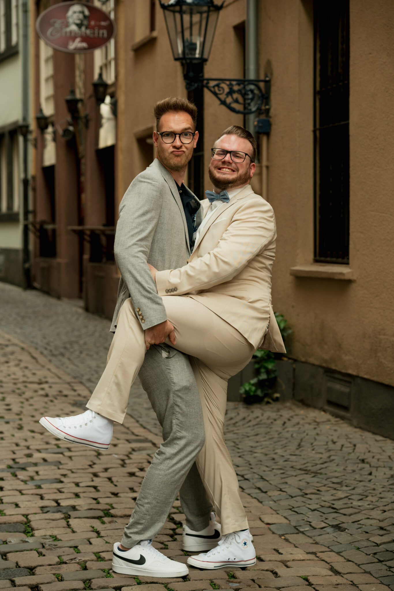 73R00857-2 Bilder der Hochzeitsreportage Bräutigam und Freund