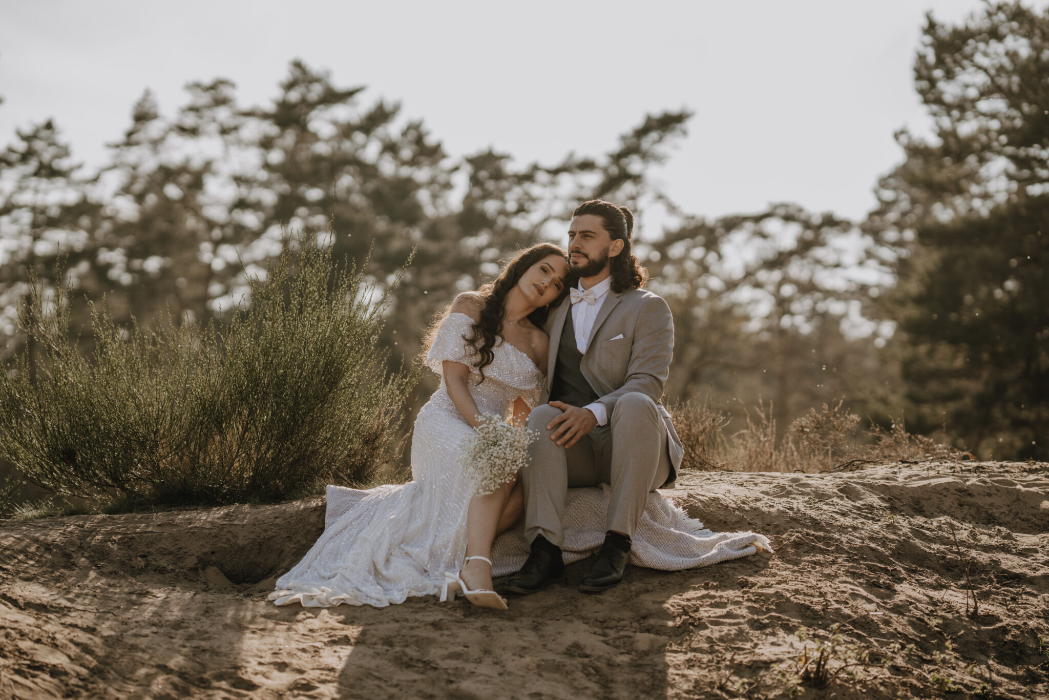 73R01485 Hochzeitspaar bei Fotoshooting in Wahner Heide