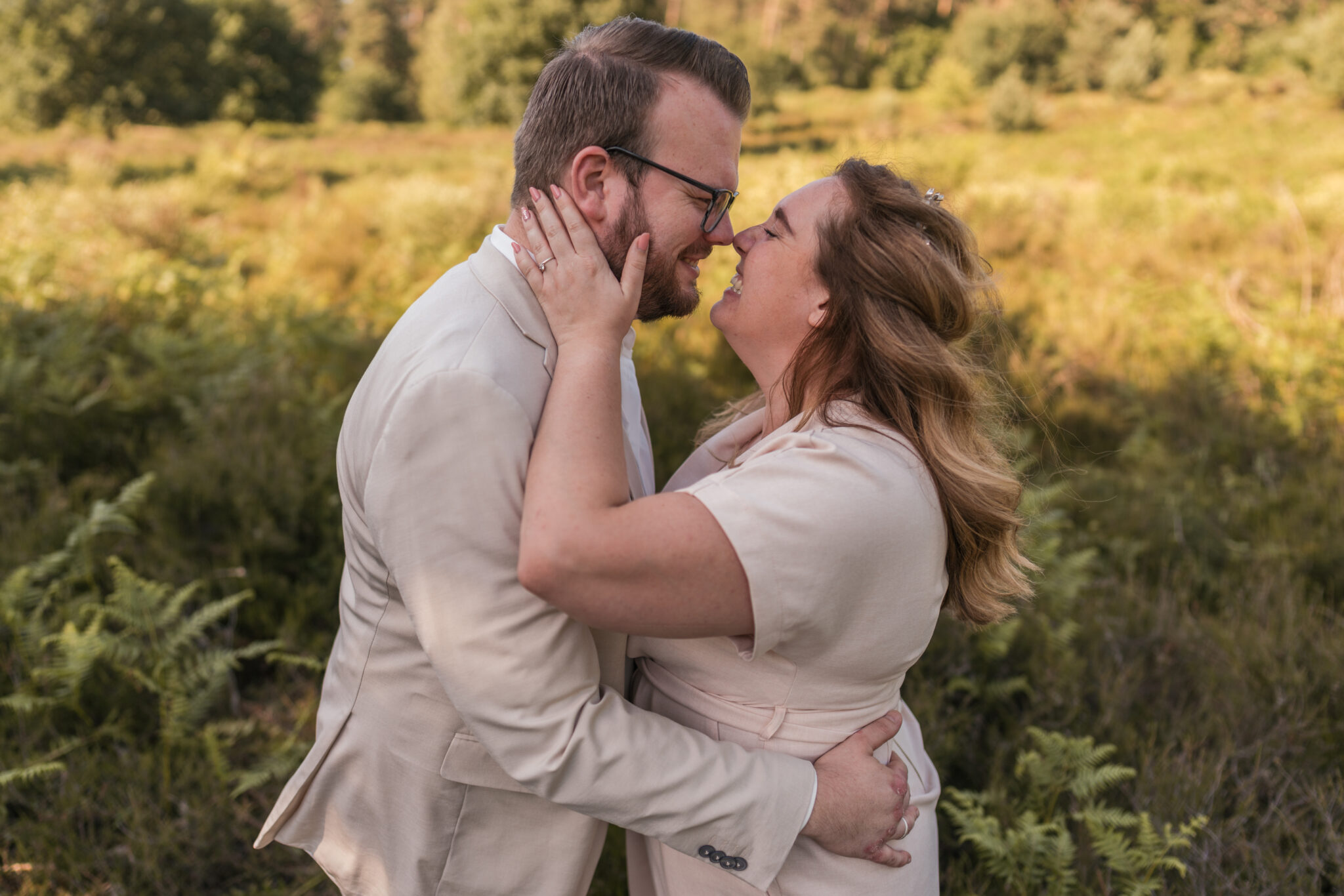 73R03965-2 After Wedding Shooting in der Wahner Heide Paar küsst sich
