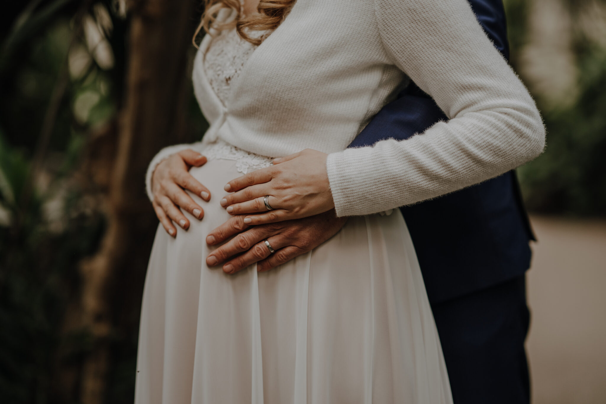 73R04434-2 Babybauch, Paarfoto, Hände auf Bauch