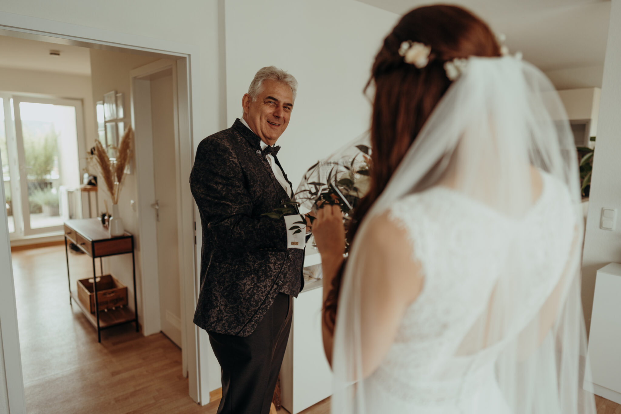 73R04908-2 First Look von Papa und Tochter, Foto der Hochzeitsfotografin