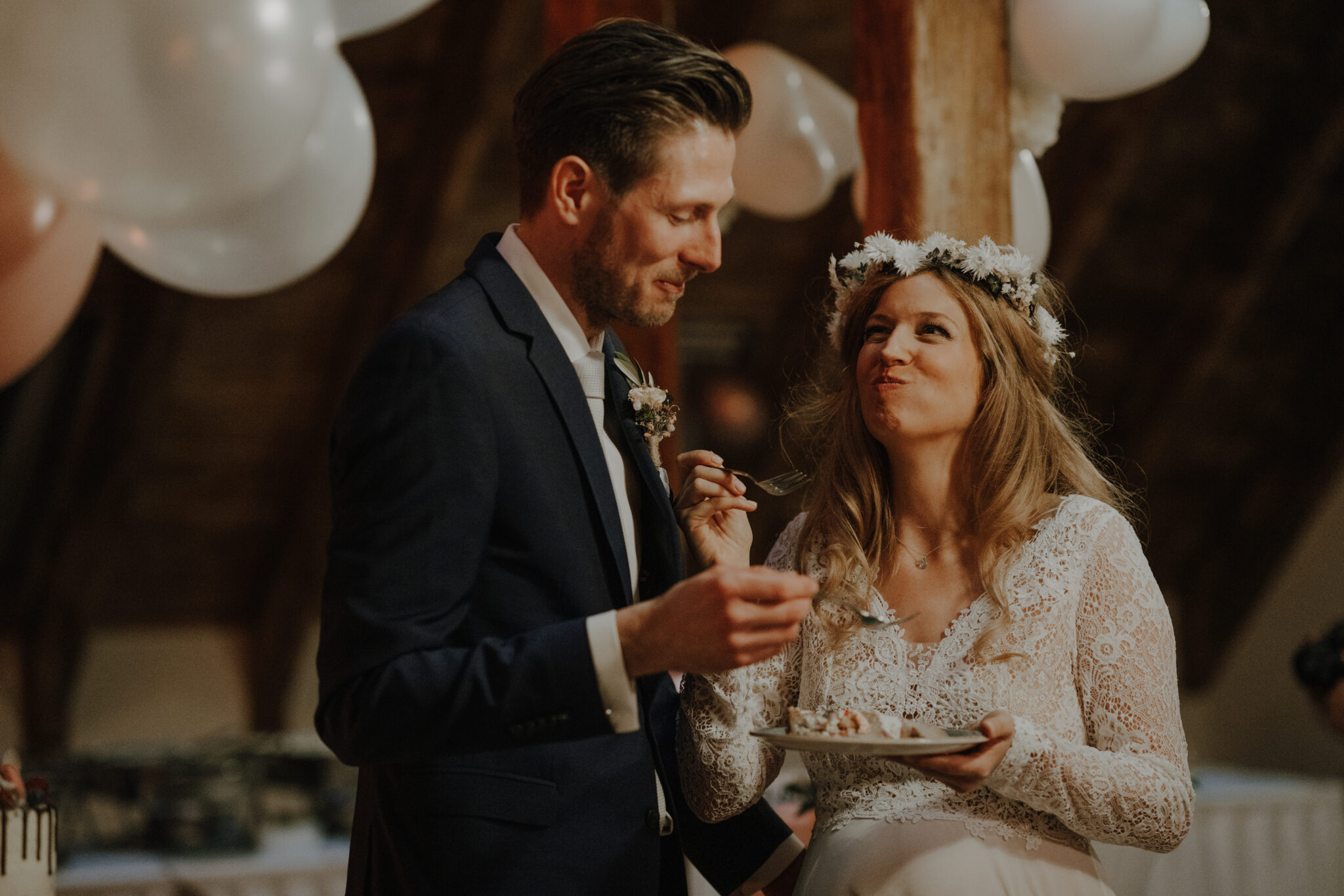 73R05839-2 Paar isst Hochzeitstorte, Braut lacht mit vollem Mund
