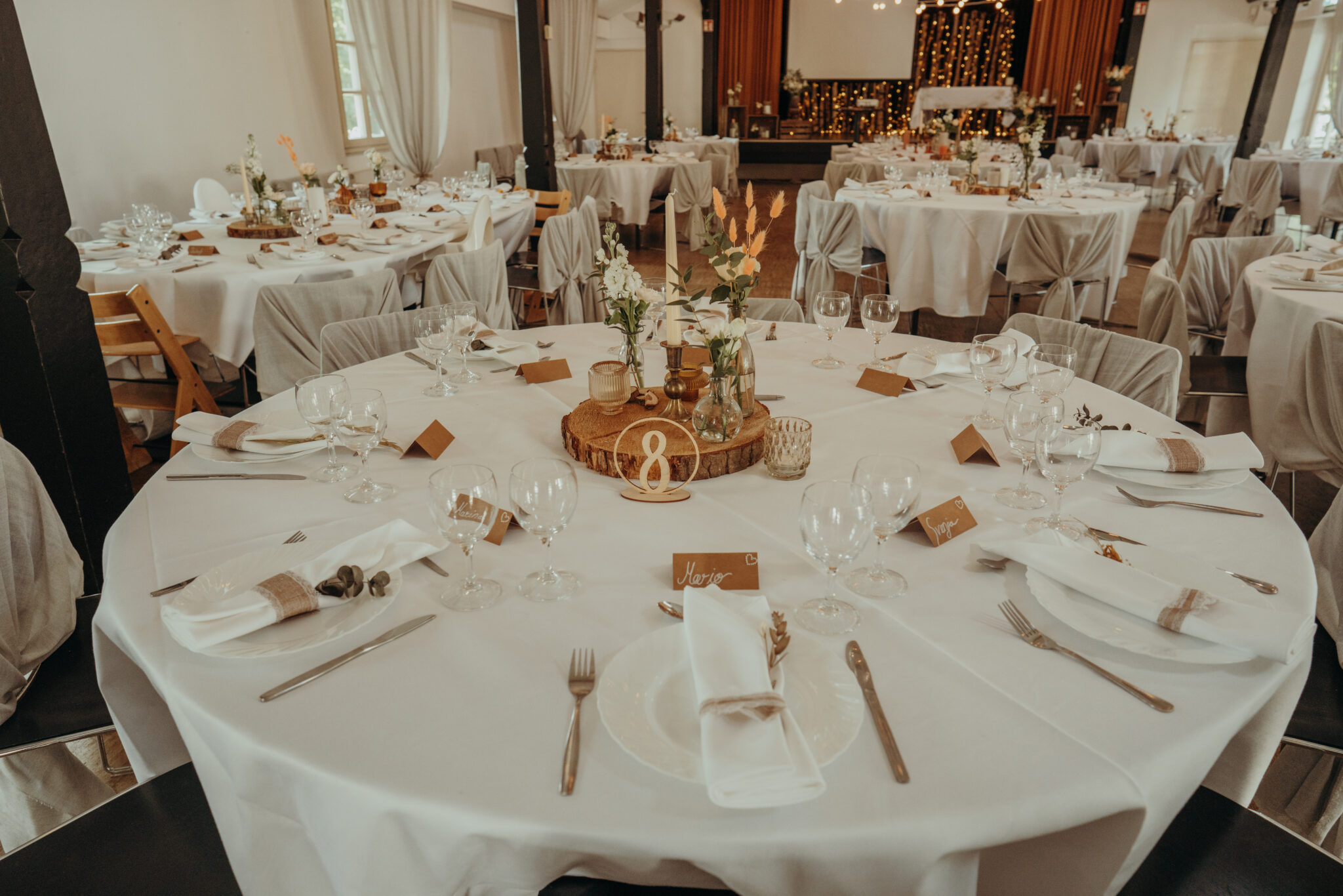 73R07644-2 Tische im Restaurant in Lohmar